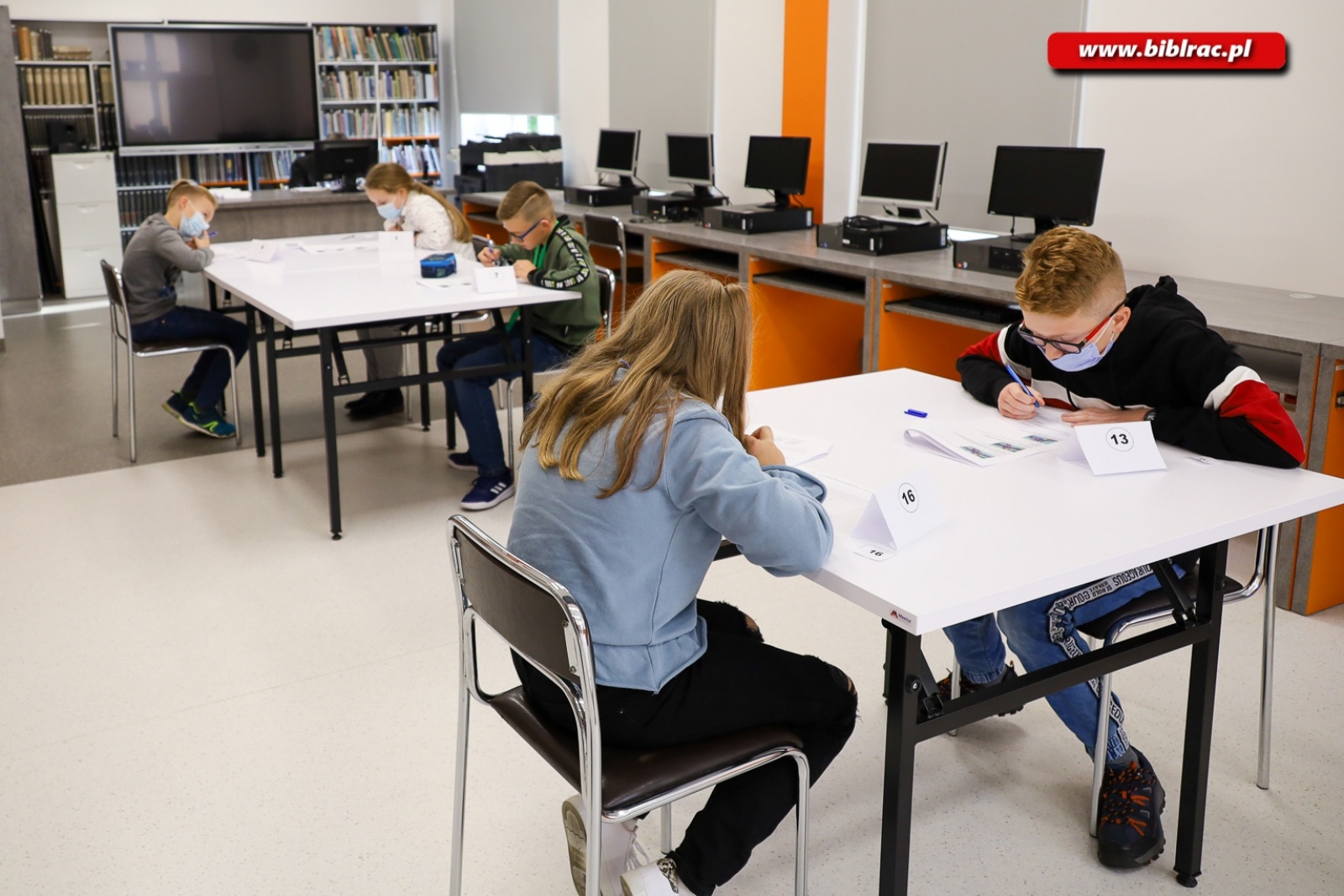 Zdjęcie w galerii na portalu naszraciborz.pl: W bibliotece odbył się Konkurs Wiedzy o Ruchu Drogowym wiadomości z regionu