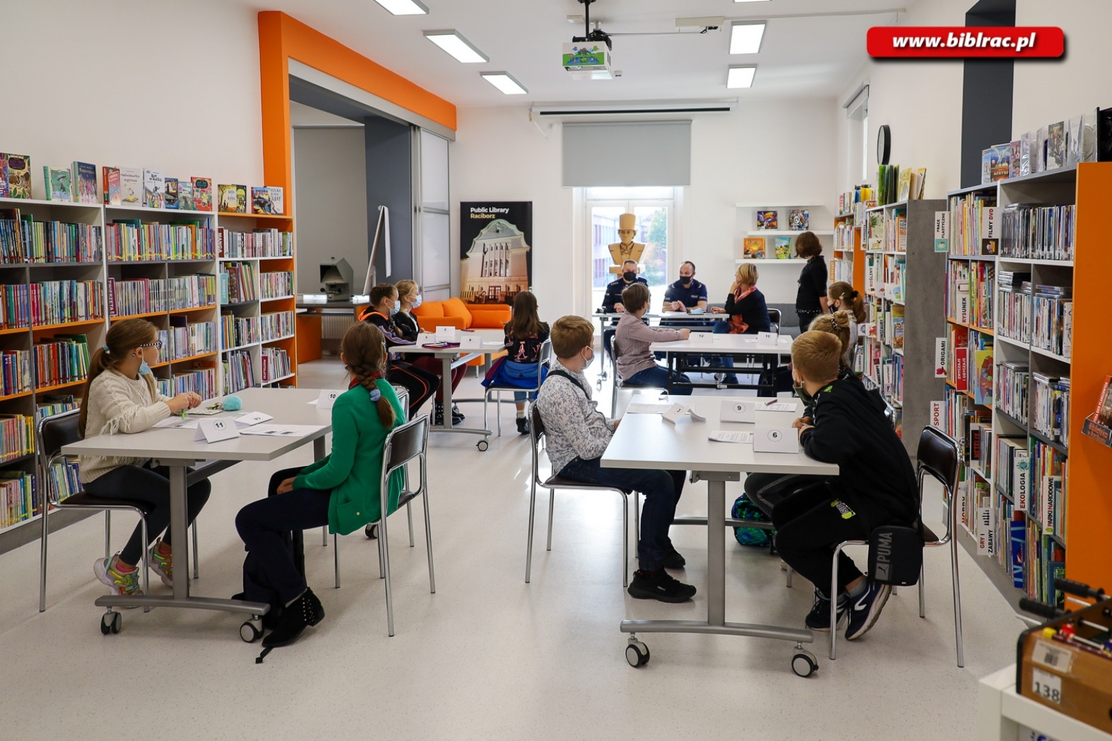 Zdjęcie w galerii na portalu naszraciborz.pl: W bibliotece odbył się Konkurs Wiedzy o Ruchu Drogowym wiadomości z regionu