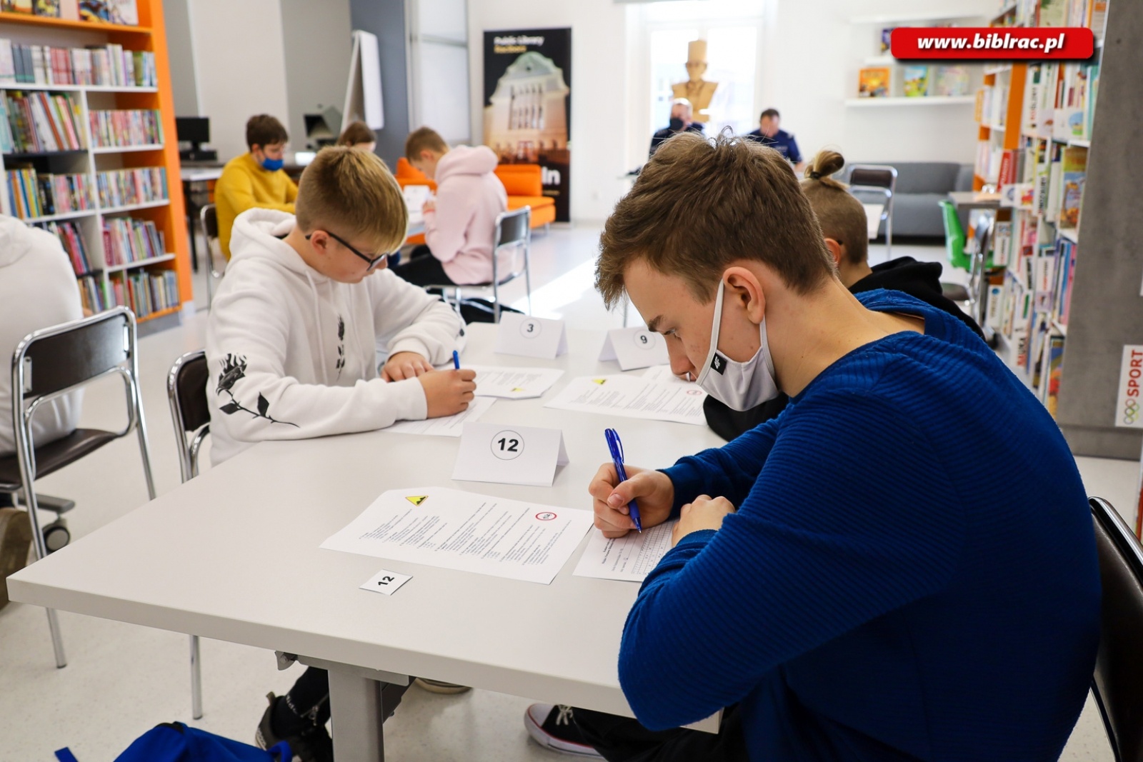 Zdjęcie w galerii na portalu naszraciborz.pl: W bibliotece odbył się Konkurs Wiedzy o Ruchu Drogowym wiadomości z regionu