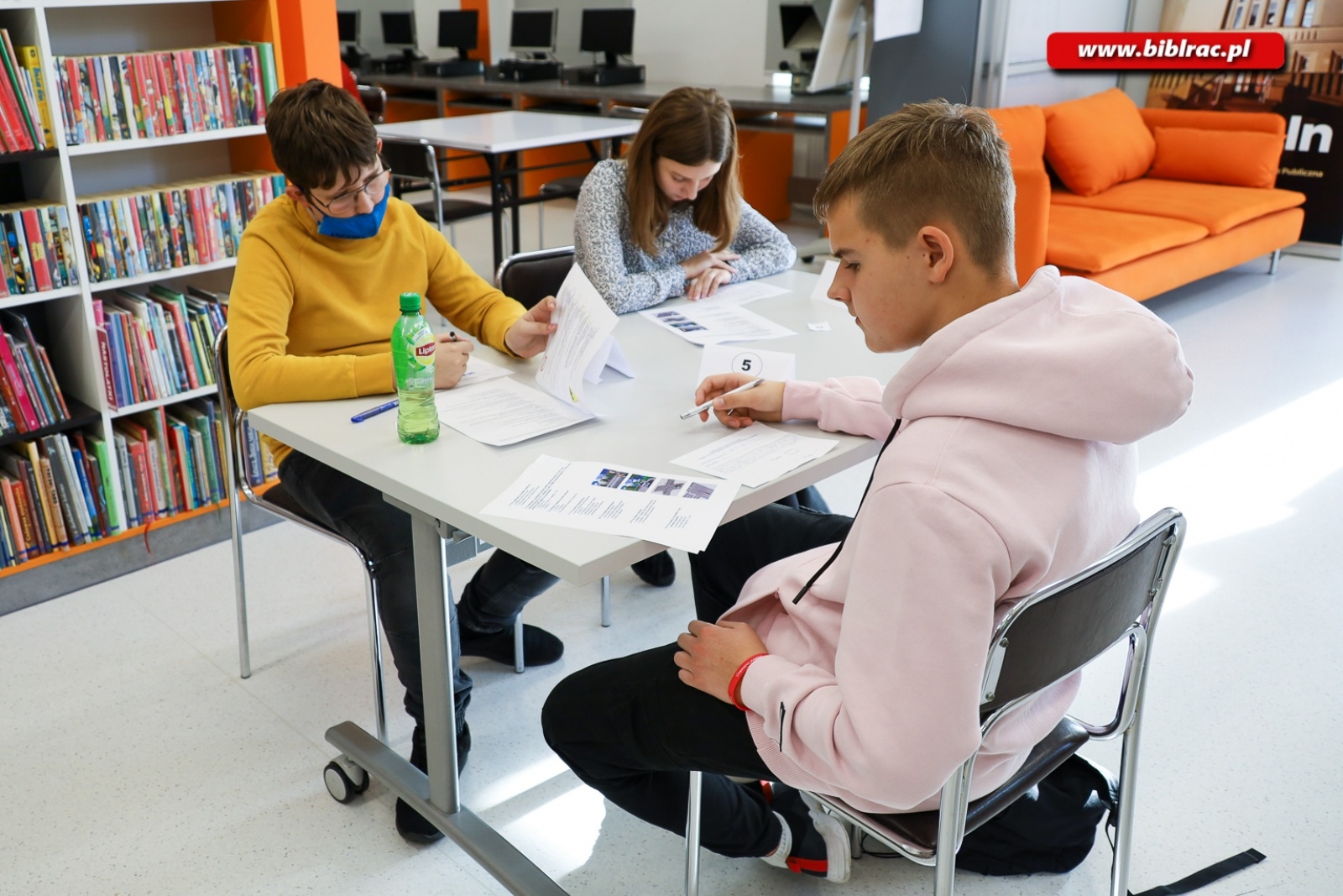 Zdjęcie w galerii na portalu naszraciborz.pl: W bibliotece odbył się Konkurs Wiedzy o Ruchu Drogowym wiadomości z regionu