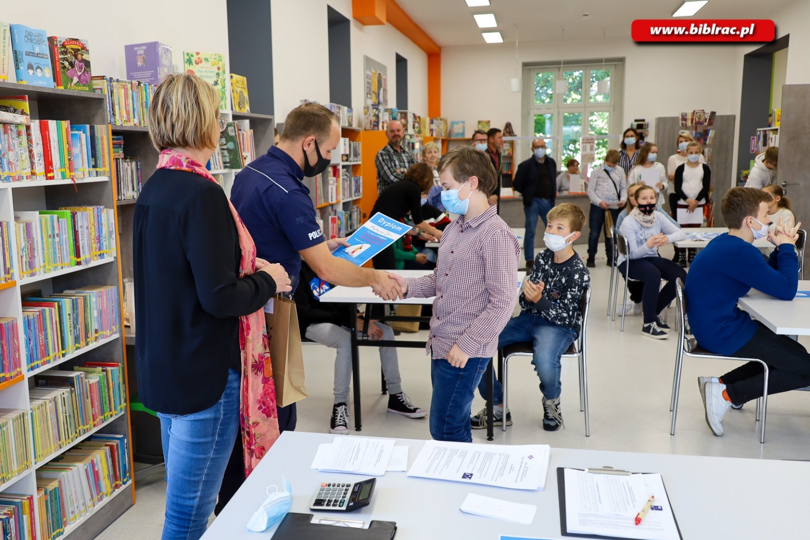 Zdjęcie w galerii na portalu naszraciborz.pl: W bibliotece odbył się Konkurs Wiedzy o Ruchu Drogowym wiadomości z regionu
