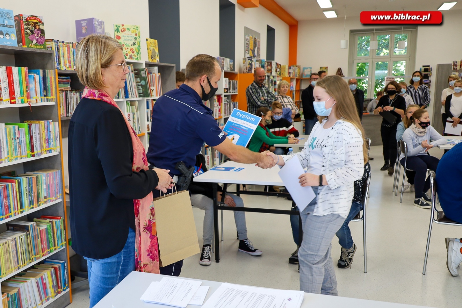 Zdjęcie w galerii na portalu naszraciborz.pl: W bibliotece odbył się Konkurs Wiedzy o Ruchu Drogowym wiadomości z regionu