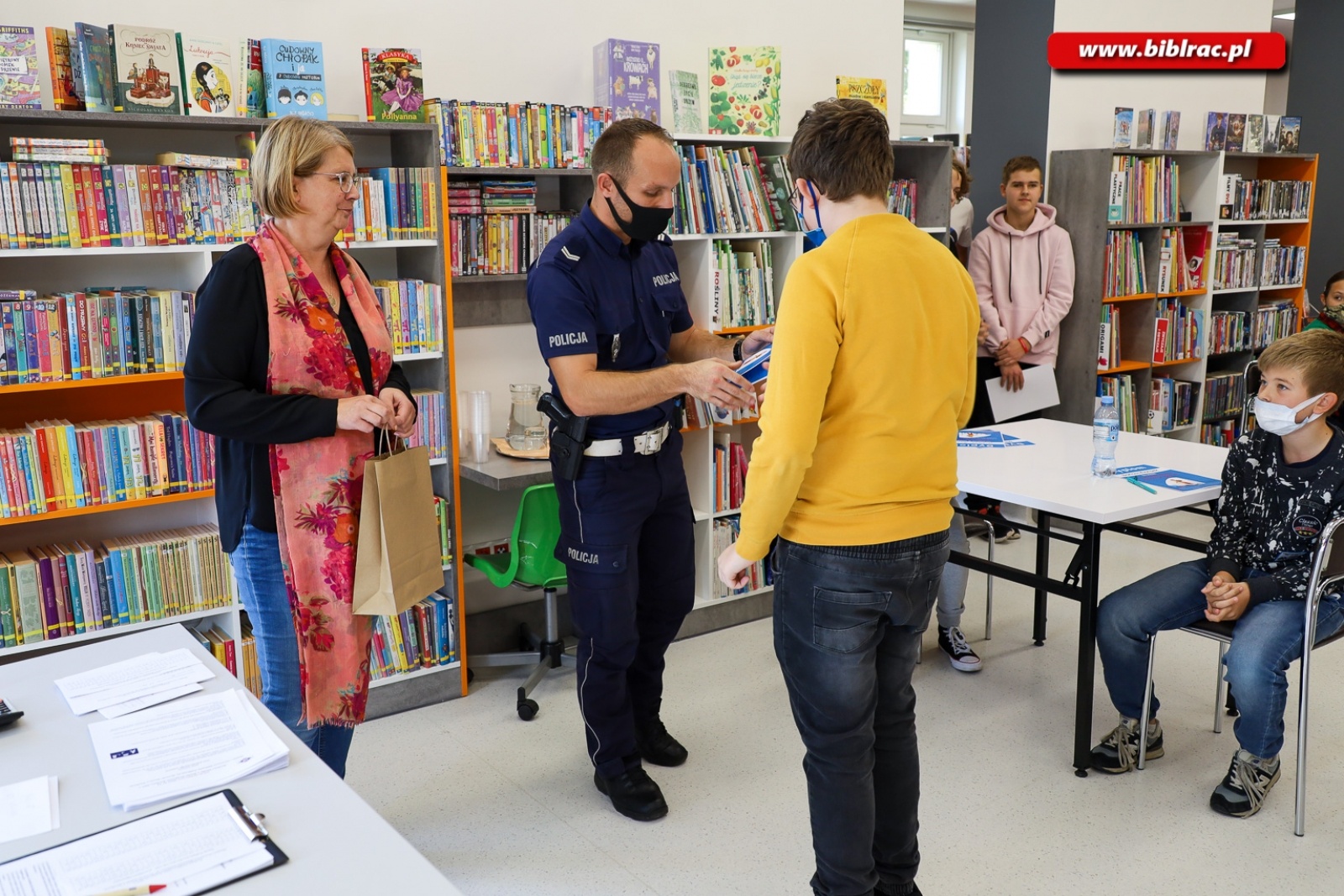Zdjęcie w galerii na portalu naszraciborz.pl: W bibliotece odbył się Konkurs Wiedzy o Ruchu Drogowym wiadomości z regionu