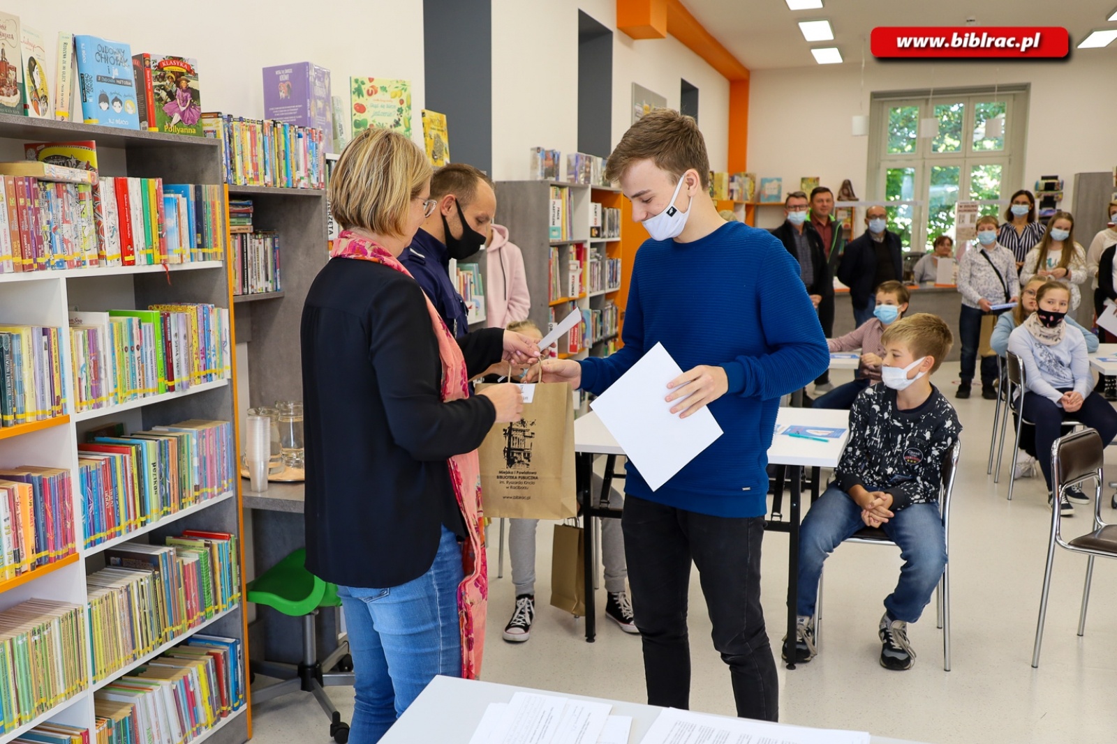 Zdjęcie w galerii na portalu naszraciborz.pl: W bibliotece odbył się Konkurs Wiedzy o Ruchu Drogowym wiadomości z regionu