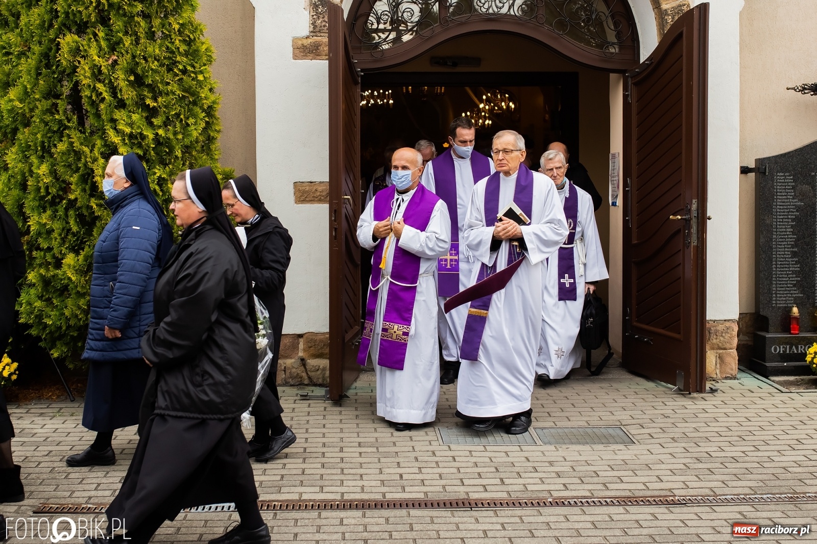 Zdjęcie w galerii na portalu naszraciborz.pl: W rodzinnej Nędzy pożegnano ks. prof. Helmuta Sobeczkę [FOTO i WIDEO] wiadomości z regionu