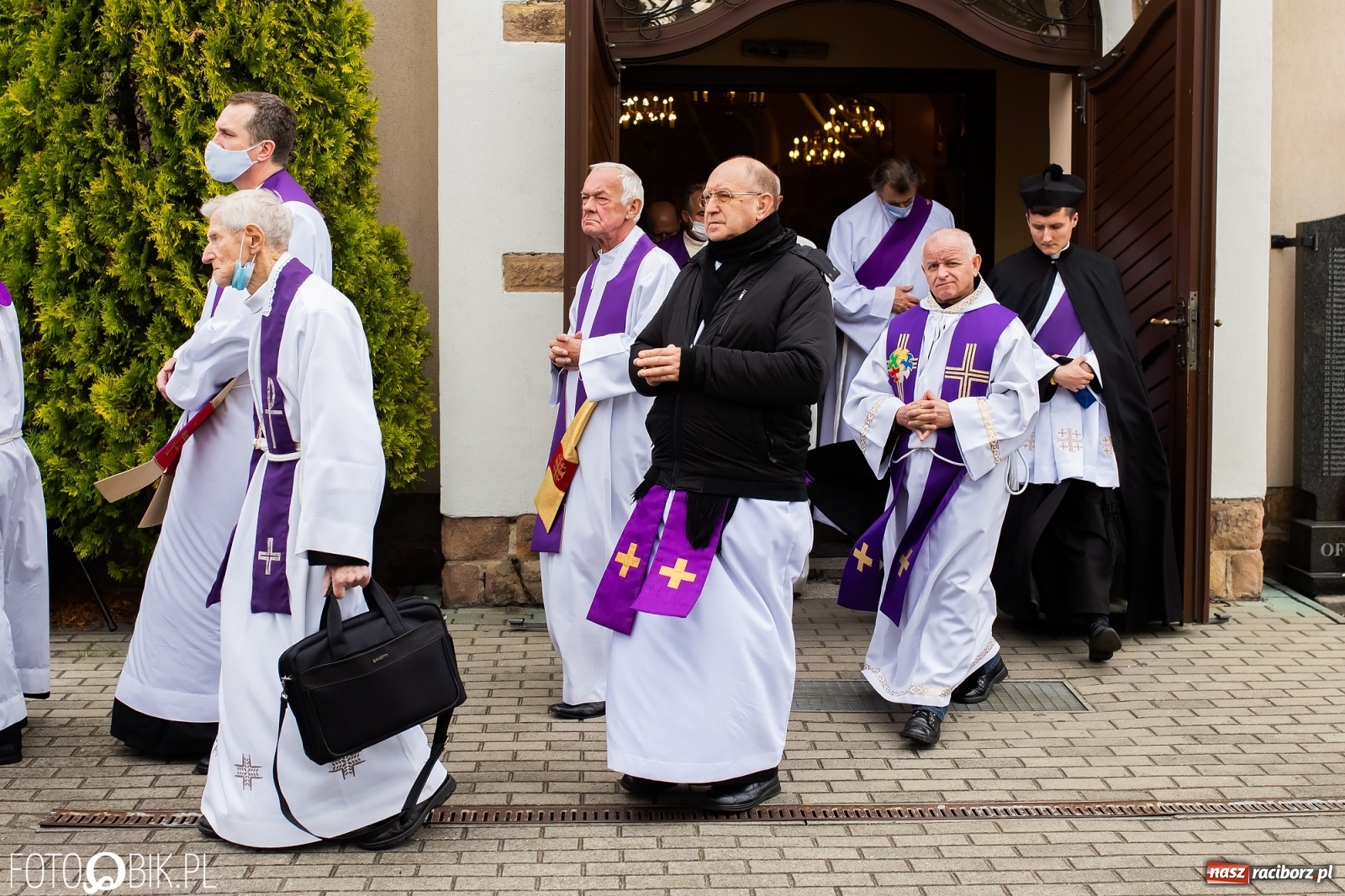 Zdjęcie w galerii na portalu naszraciborz.pl: W rodzinnej Nędzy pożegnano ks. prof. Helmuta Sobeczkę [FOTO i WIDEO] wiadomości z regionu