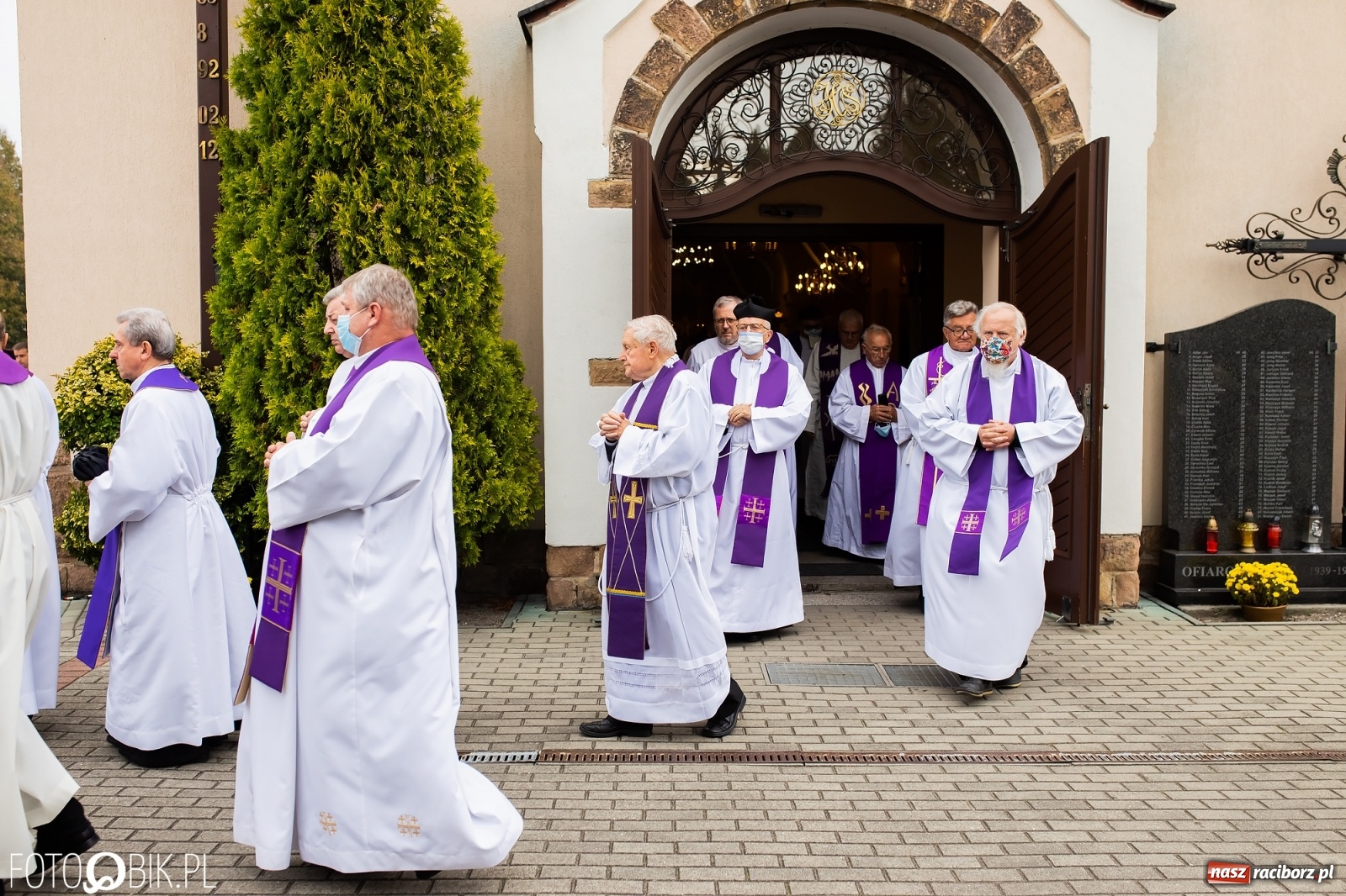 Zdjęcie w galerii na portalu naszraciborz.pl: W rodzinnej Nędzy pożegnano ks. prof. Helmuta Sobeczkę [FOTO i WIDEO] wiadomości z regionu