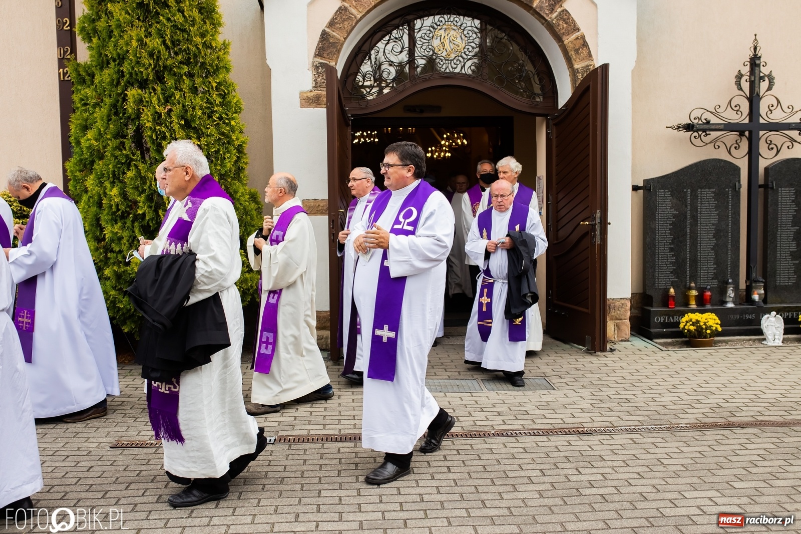 Zdjęcie w galerii na portalu naszraciborz.pl: W rodzinnej Nędzy pożegnano ks. prof. Helmuta Sobeczkę [FOTO i WIDEO] wiadomości z regionu
