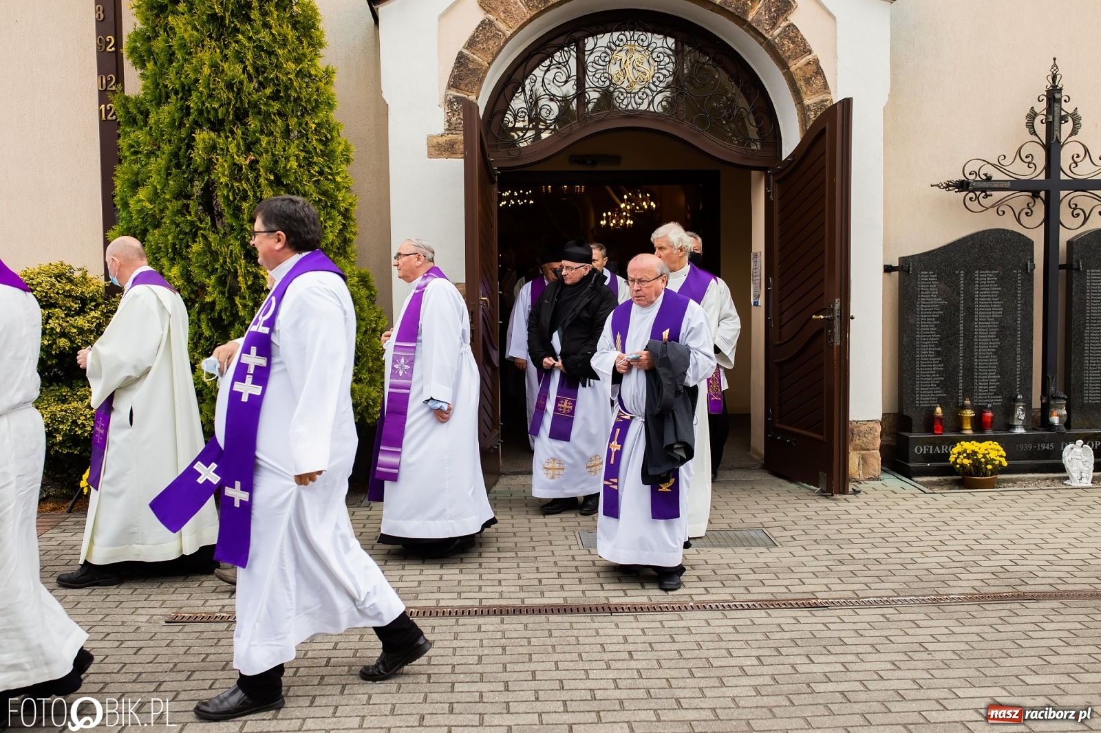Zdjęcie w galerii na portalu naszraciborz.pl: W rodzinnej Nędzy pożegnano ks. prof. Helmuta Sobeczkę [FOTO i WIDEO] wiadomości z regionu