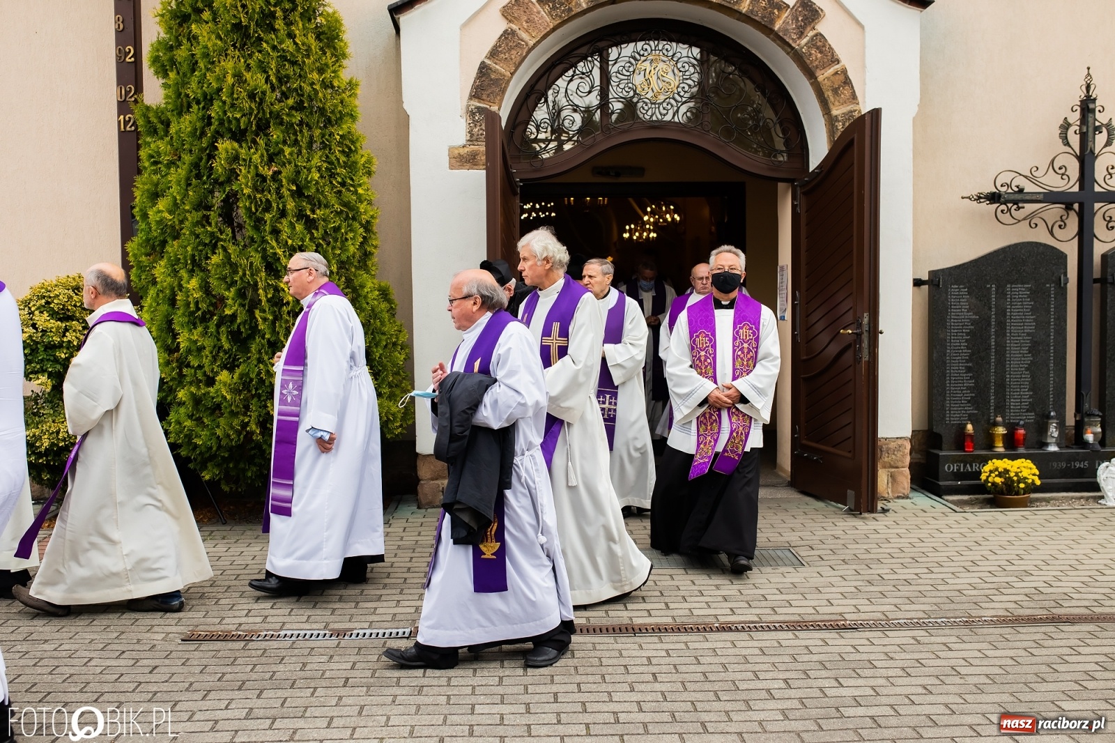 Zdjęcie w galerii na portalu naszraciborz.pl: W rodzinnej Nędzy pożegnano ks. prof. Helmuta Sobeczkę [FOTO i WIDEO] wiadomości z regionu