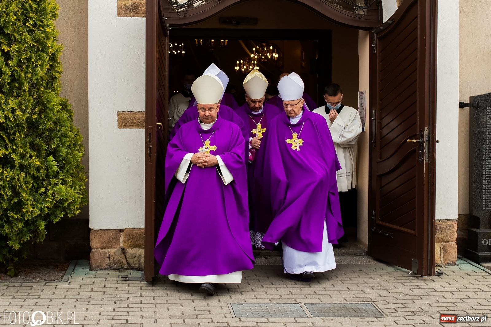 Zdjęcie w galerii na portalu naszraciborz.pl: W rodzinnej Nędzy pożegnano ks. prof. Helmuta Sobeczkę [FOTO i WIDEO] wiadomości z regionu