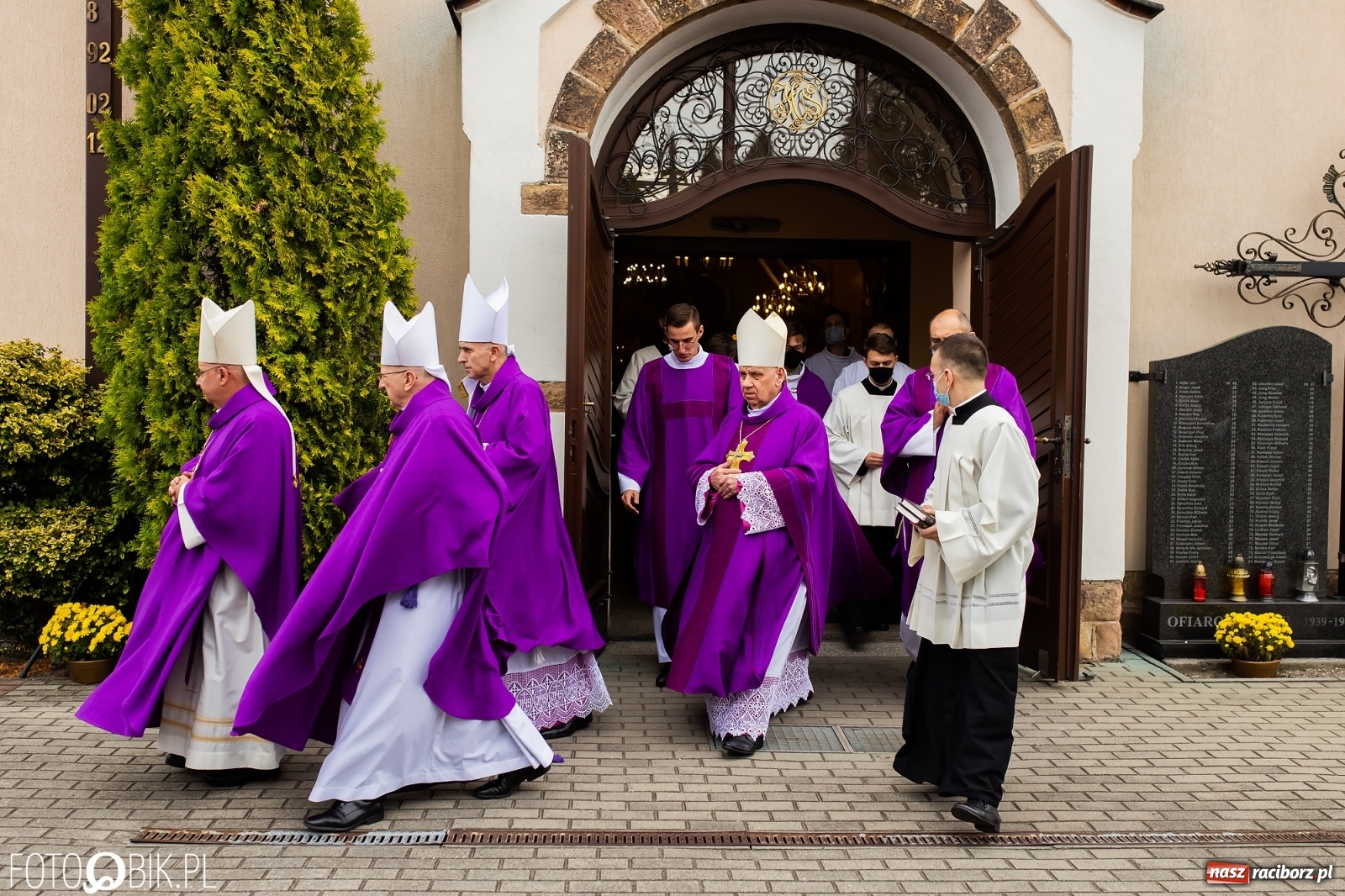 Zdjęcie w galerii na portalu naszraciborz.pl: W rodzinnej Nędzy pożegnano ks. prof. Helmuta Sobeczkę [FOTO i WIDEO] wiadomości z regionu