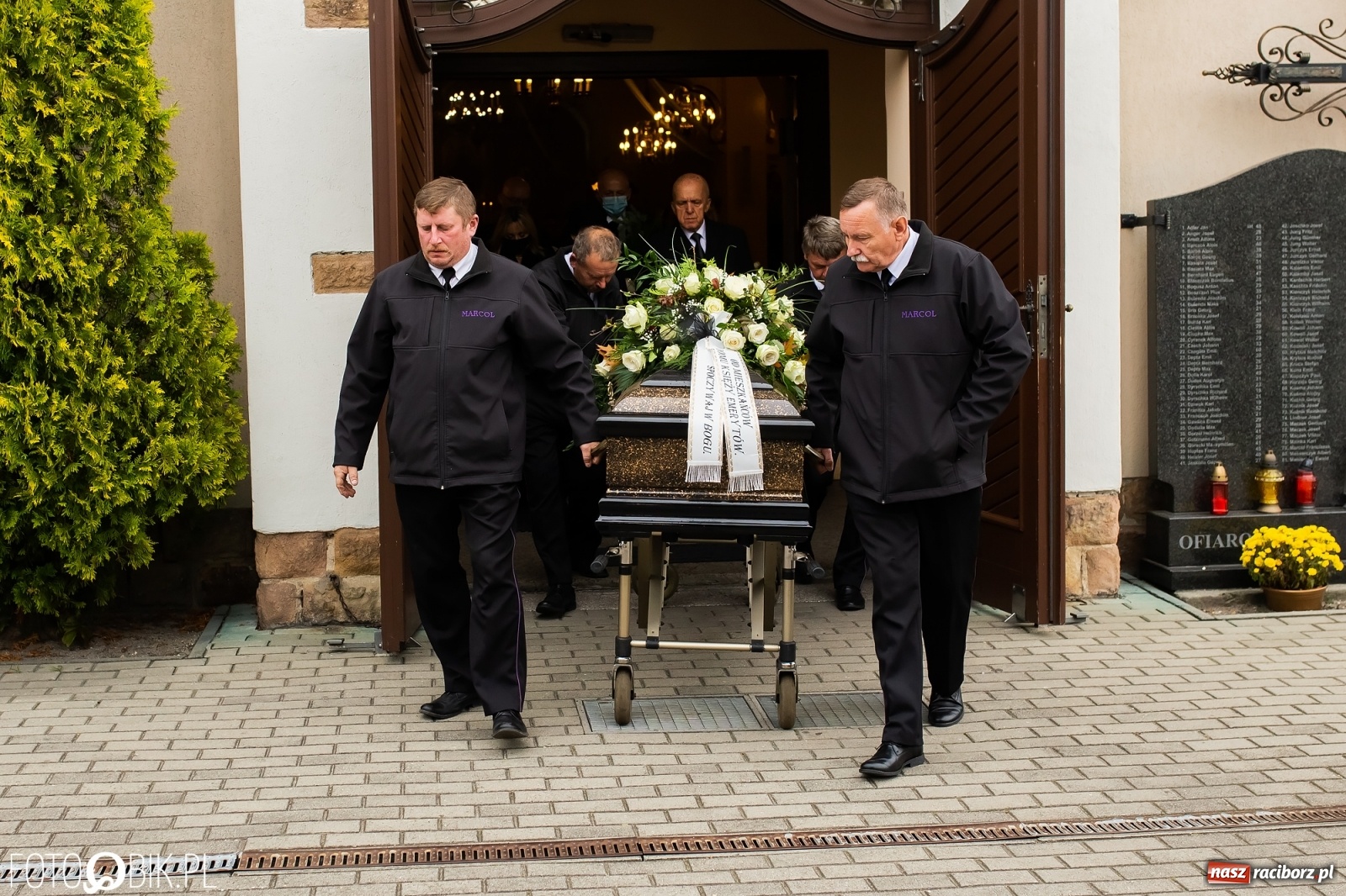 Zdjęcie w galerii na portalu naszraciborz.pl: W rodzinnej Nędzy pożegnano ks. prof. Helmuta Sobeczkę [FOTO i WIDEO] wiadomości z regionu