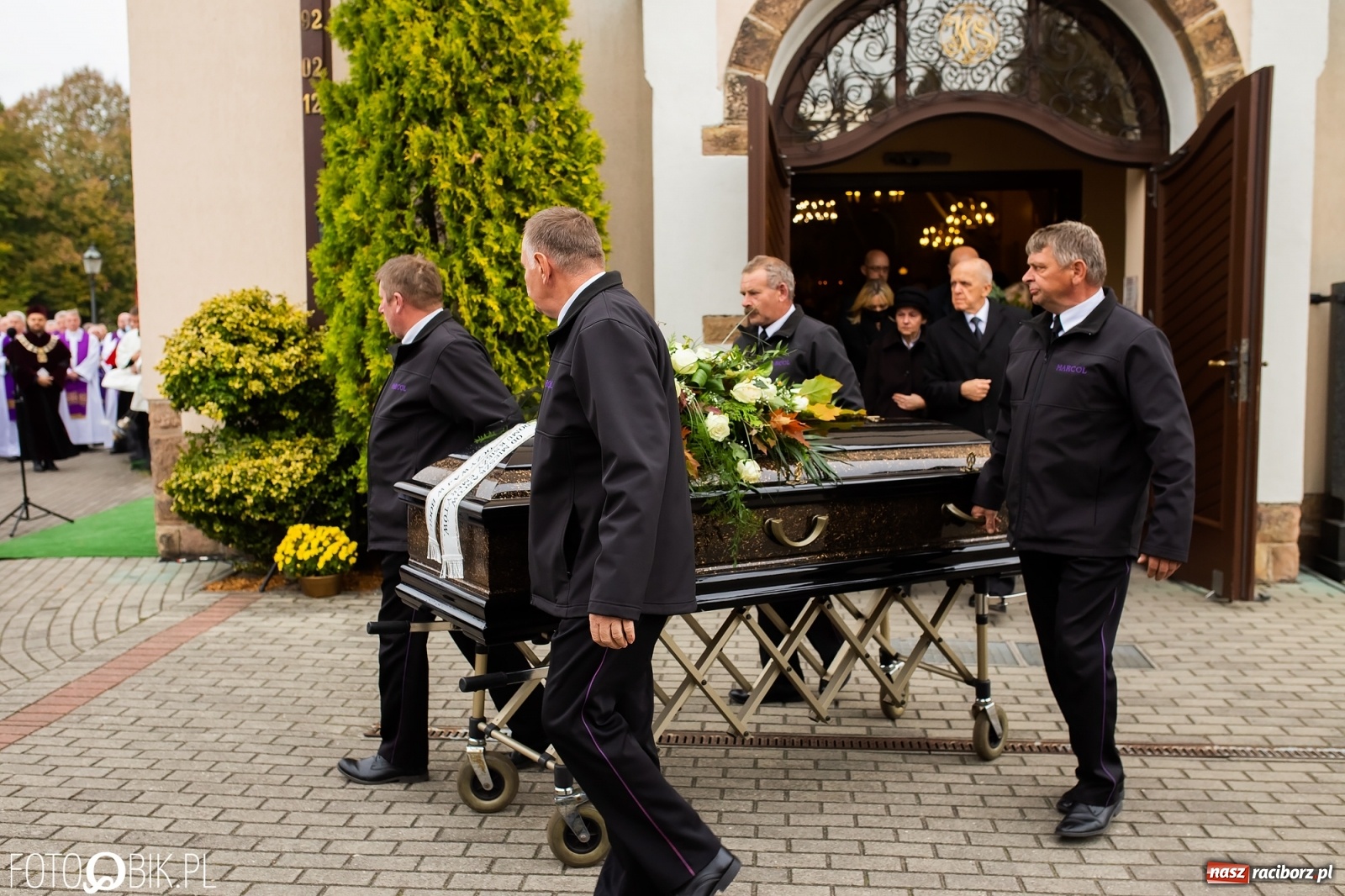 Zdjęcie w galerii na portalu naszraciborz.pl: W rodzinnej Nędzy pożegnano ks. prof. Helmuta Sobeczkę [FOTO i WIDEO] wiadomości z regionu