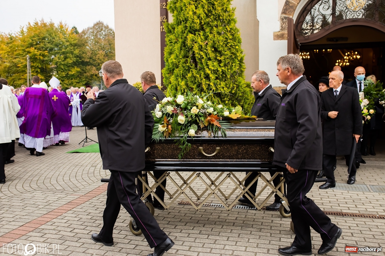 Zdjęcie w galerii na portalu naszraciborz.pl: W rodzinnej Nędzy pożegnano ks. prof. Helmuta Sobeczkę [FOTO i WIDEO] wiadomości z regionu