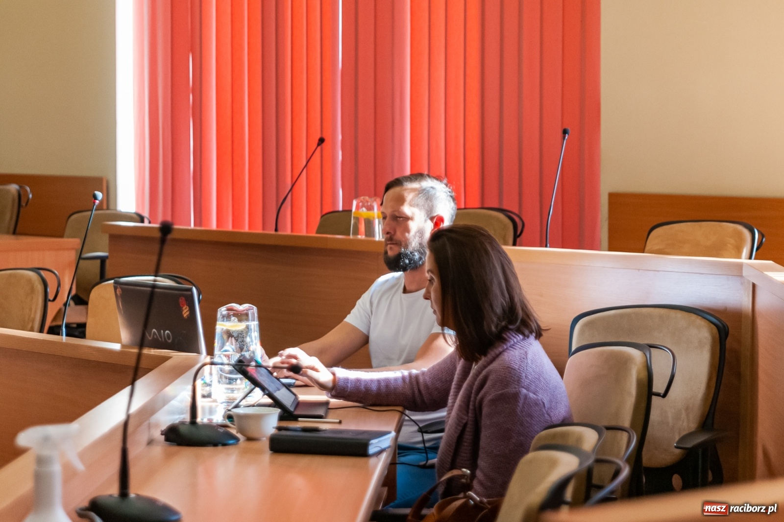 Zdjęcie w galerii na portalu naszraciborz.pl: Warta honorowa, choinka, fotowoltaika i pochwała byłego prezydenta. Obradowała komisja gospodarki wiadomości z regionu