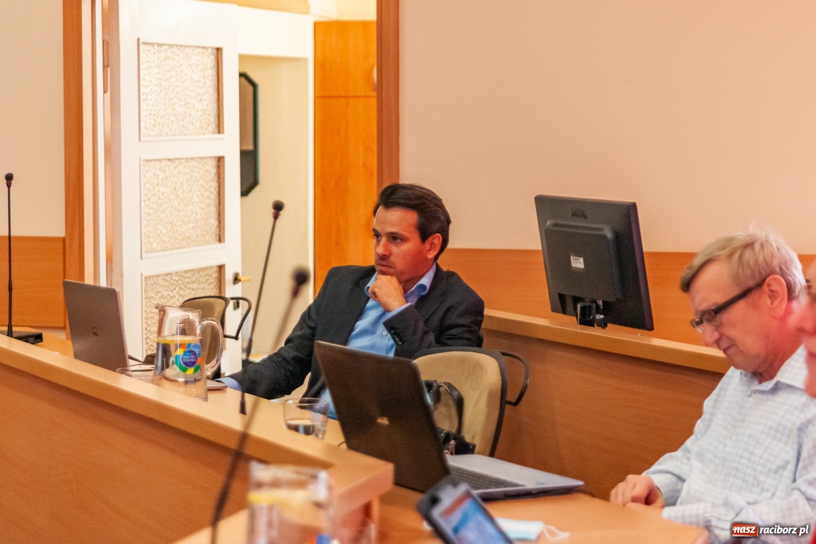 Zdjęcie w galerii na portalu naszraciborz.pl: Warta honorowa, choinka, fotowoltaika i pochwała byłego prezydenta. Obradowała komisja gospodarki wiadomości z regionu