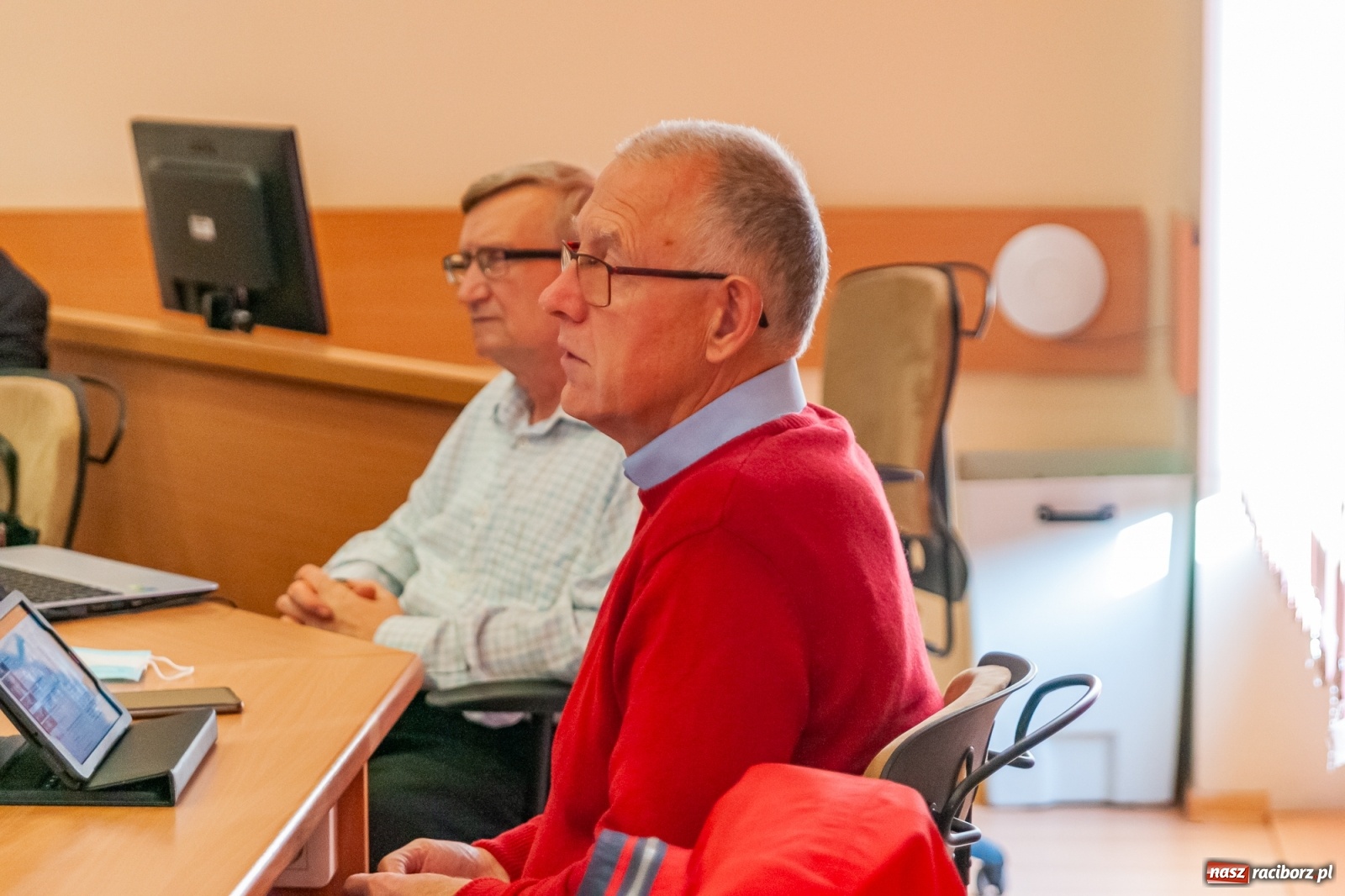 Zdjęcie w galerii na portalu naszraciborz.pl: Warta honorowa, choinka, fotowoltaika i pochwała byłego prezydenta. Obradowała komisja gospodarki wiadomości z regionu