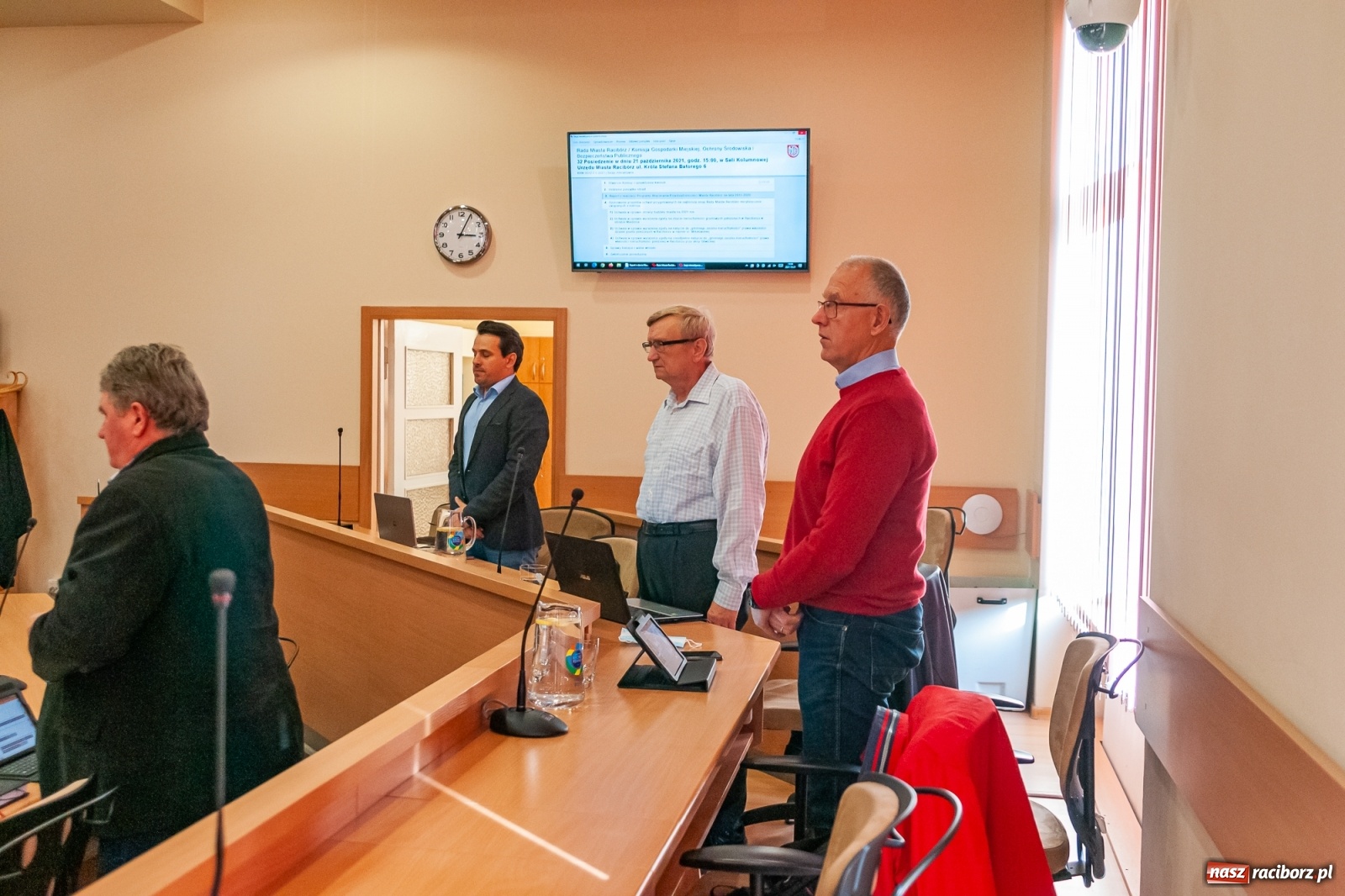 Zdjęcie w galerii na portalu naszraciborz.pl: Warta honorowa, choinka, fotowoltaika i pochwała byłego prezydenta. Obradowała komisja gospodarki wiadomości z regionu