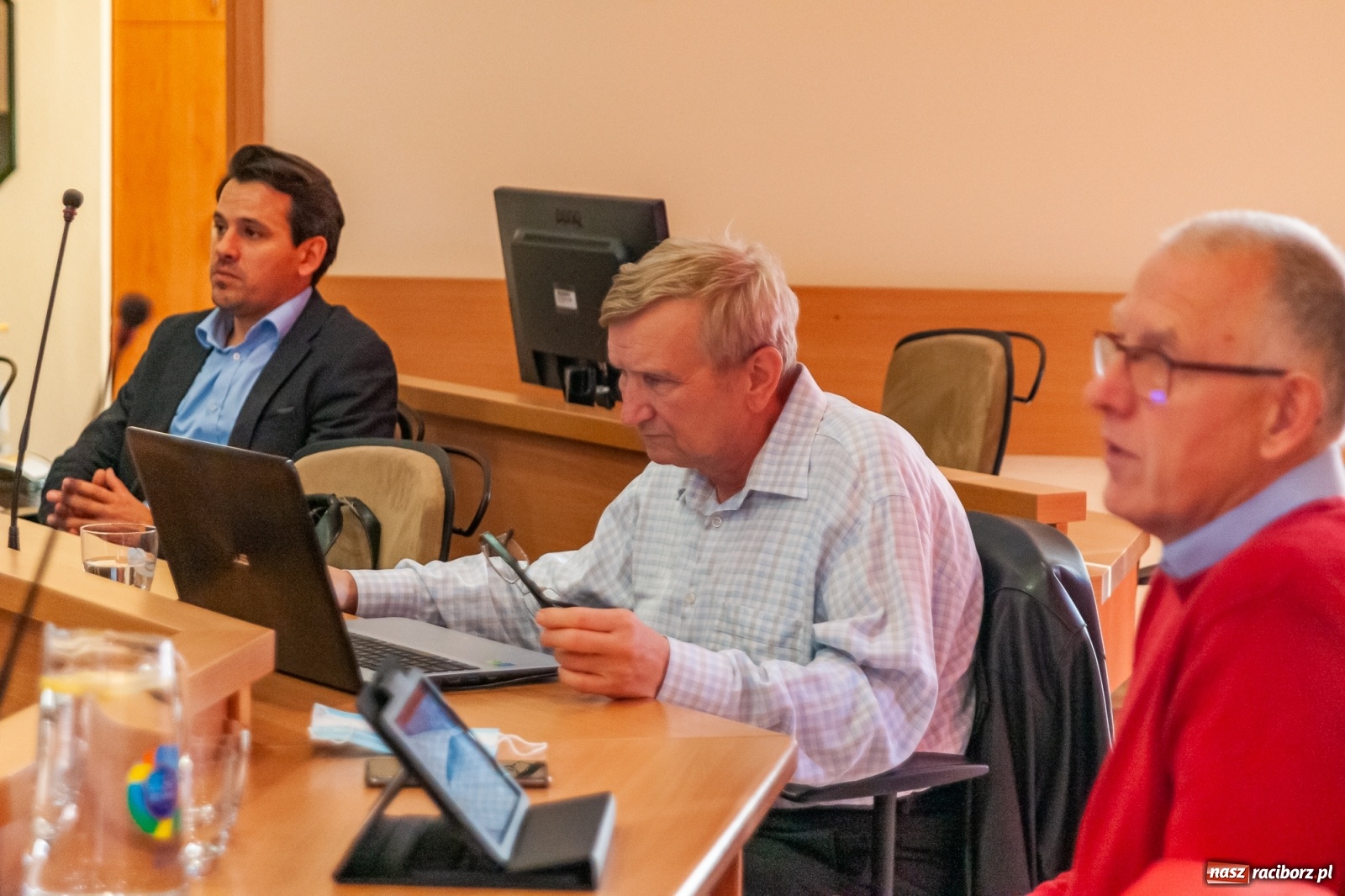 Zdjęcie w galerii na portalu naszraciborz.pl: Warta honorowa, choinka, fotowoltaika i pochwała byłego prezydenta. Obradowała komisja gospodarki wiadomości z regionu