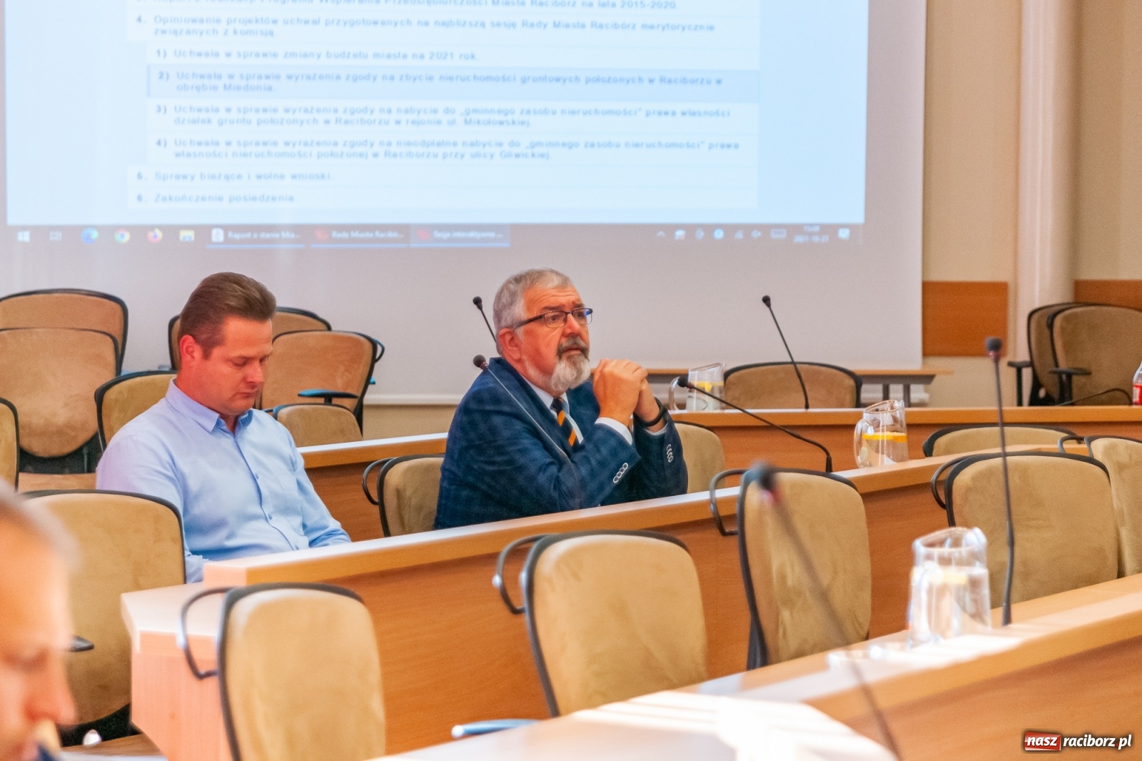 Zdjęcie w galerii na portalu naszraciborz.pl: Warta honorowa, choinka, fotowoltaika i pochwała byłego prezydenta. Obradowała komisja gospodarki wiadomości z regionu