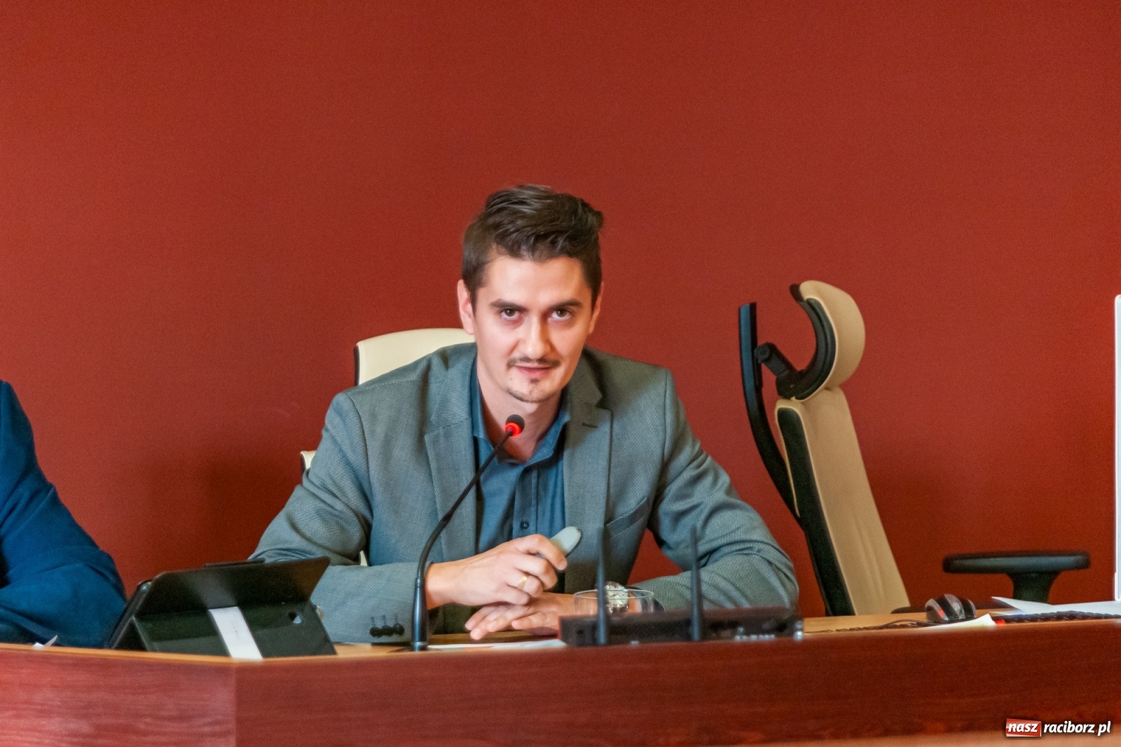 Zdjęcie w galerii na portalu naszraciborz.pl: Warta honorowa, choinka, fotowoltaika i pochwała byłego prezydenta. Obradowała komisja gospodarki wiadomości z regionu