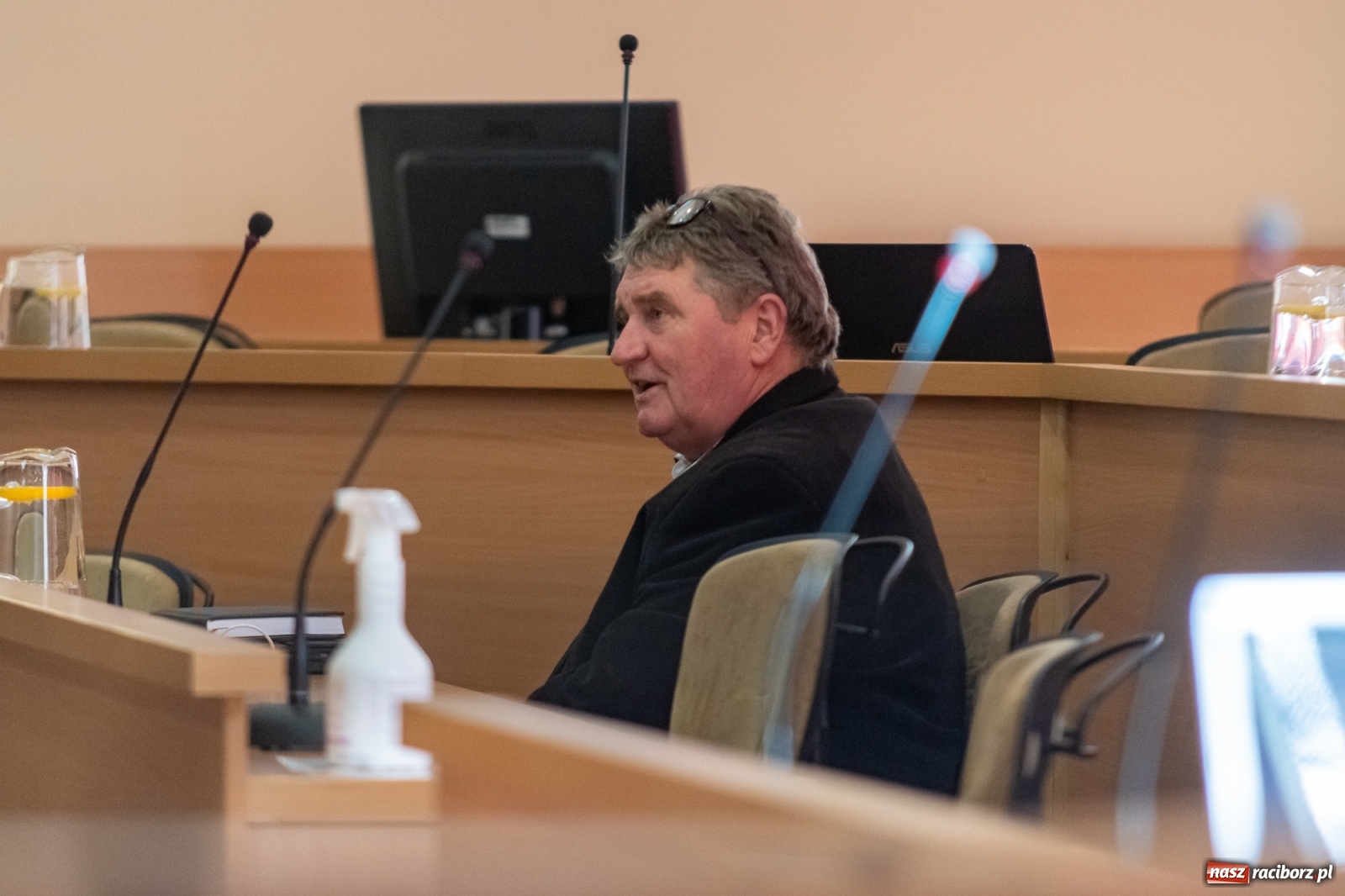 Zdjęcie w galerii na portalu naszraciborz.pl: Warta honorowa, choinka, fotowoltaika i pochwała byłego prezydenta. Obradowała komisja gospodarki wiadomości z regionu