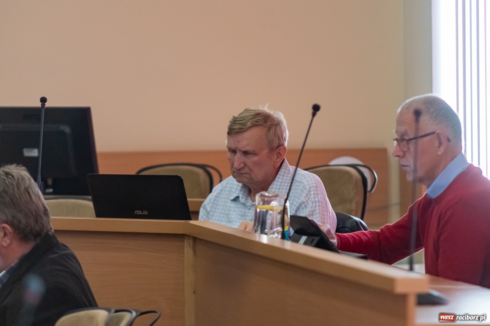 Zdjęcie w galerii na portalu naszraciborz.pl: Warta honorowa, choinka, fotowoltaika i pochwała byłego prezydenta. Obradowała komisja gospodarki wiadomości z regionu