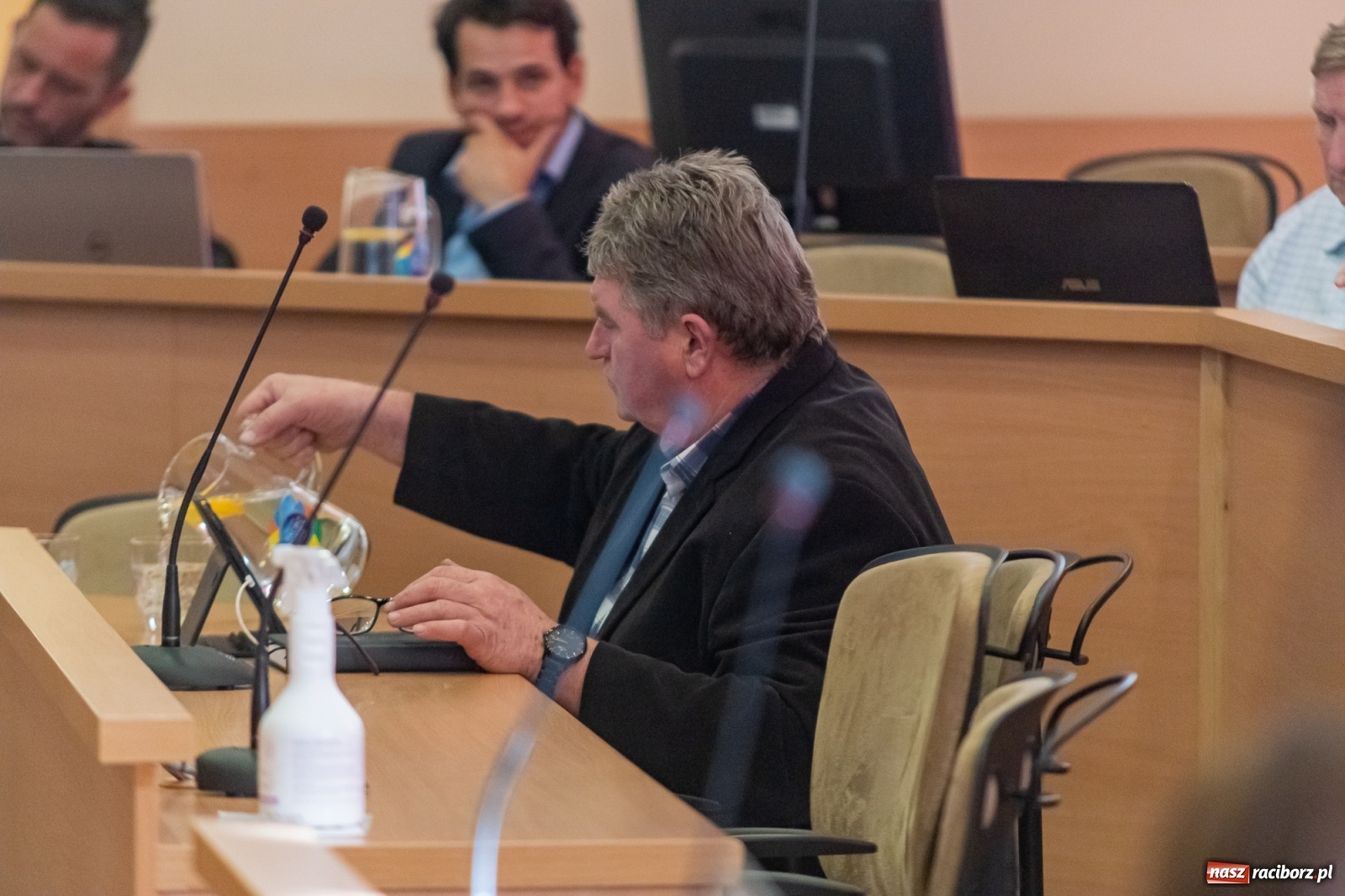 Zdjęcie w galerii na portalu naszraciborz.pl: Warta honorowa, choinka, fotowoltaika i pochwała byłego prezydenta. Obradowała komisja gospodarki wiadomości z regionu