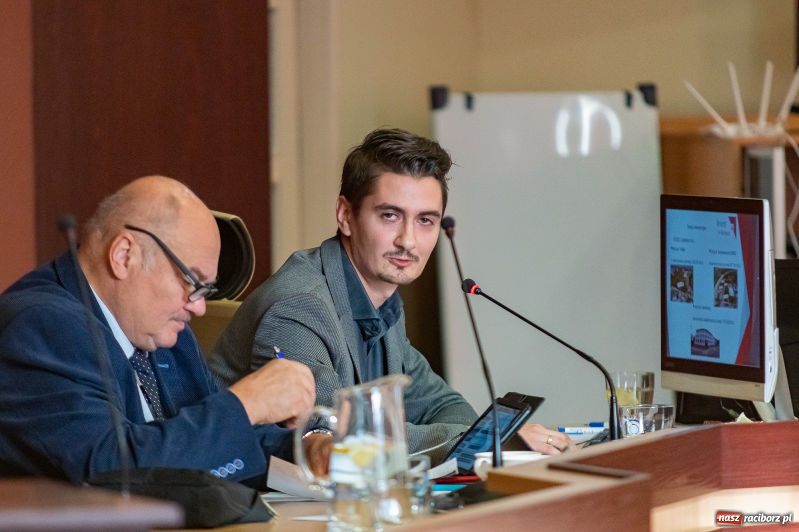 Zdjęcie w galerii na portalu naszraciborz.pl: Warta honorowa, choinka, fotowoltaika i pochwała byłego prezydenta. Obradowała komisja gospodarki wiadomości z regionu