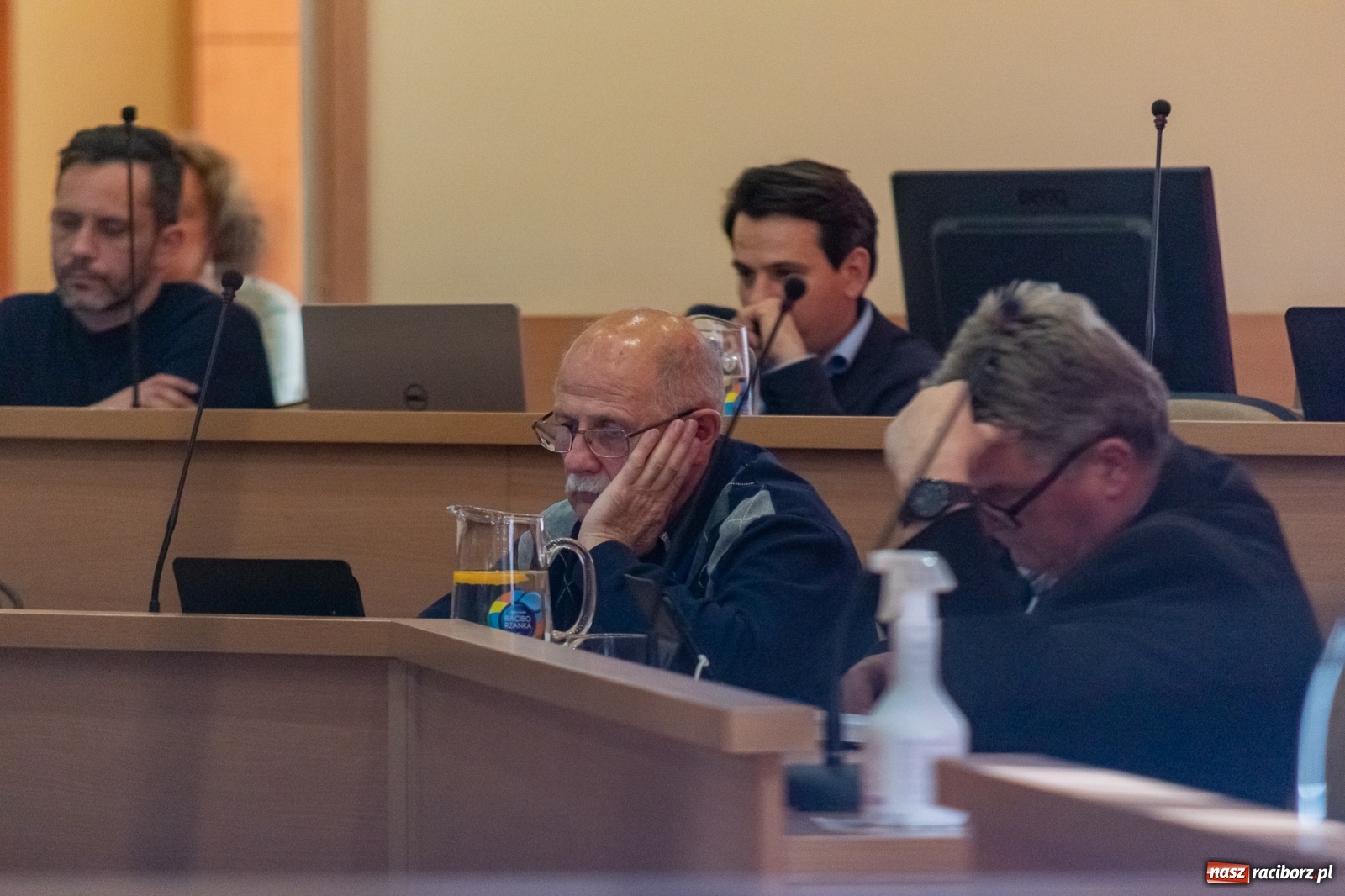 Zdjęcie w galerii na portalu naszraciborz.pl: Warta honorowa, choinka, fotowoltaika i pochwała byłego prezydenta. Obradowała komisja gospodarki wiadomości z regionu