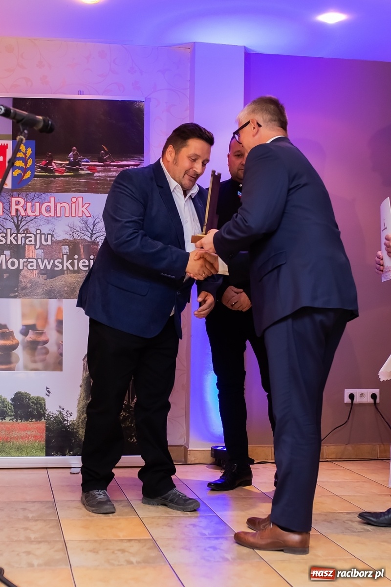 Zdjęcie w galerii na portalu naszraciborz.pl: FIALA gminy Rudnik. Po raz trzeci wręczono nagrody za wkład w rozwój społeczno-gospodarczy wiadomości z regionu