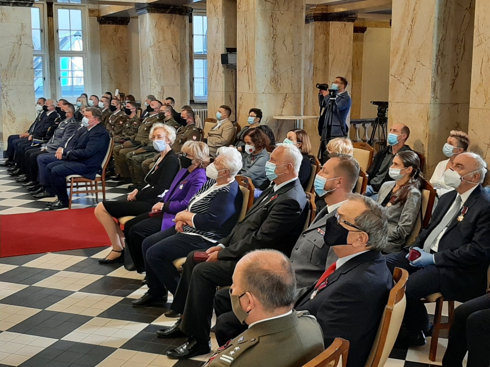 Zdjęcie w galerii na portalu naszraciborz.pl: Odznaczenia dla zasłużonych, w tym raciborzan wiadomości z regionu