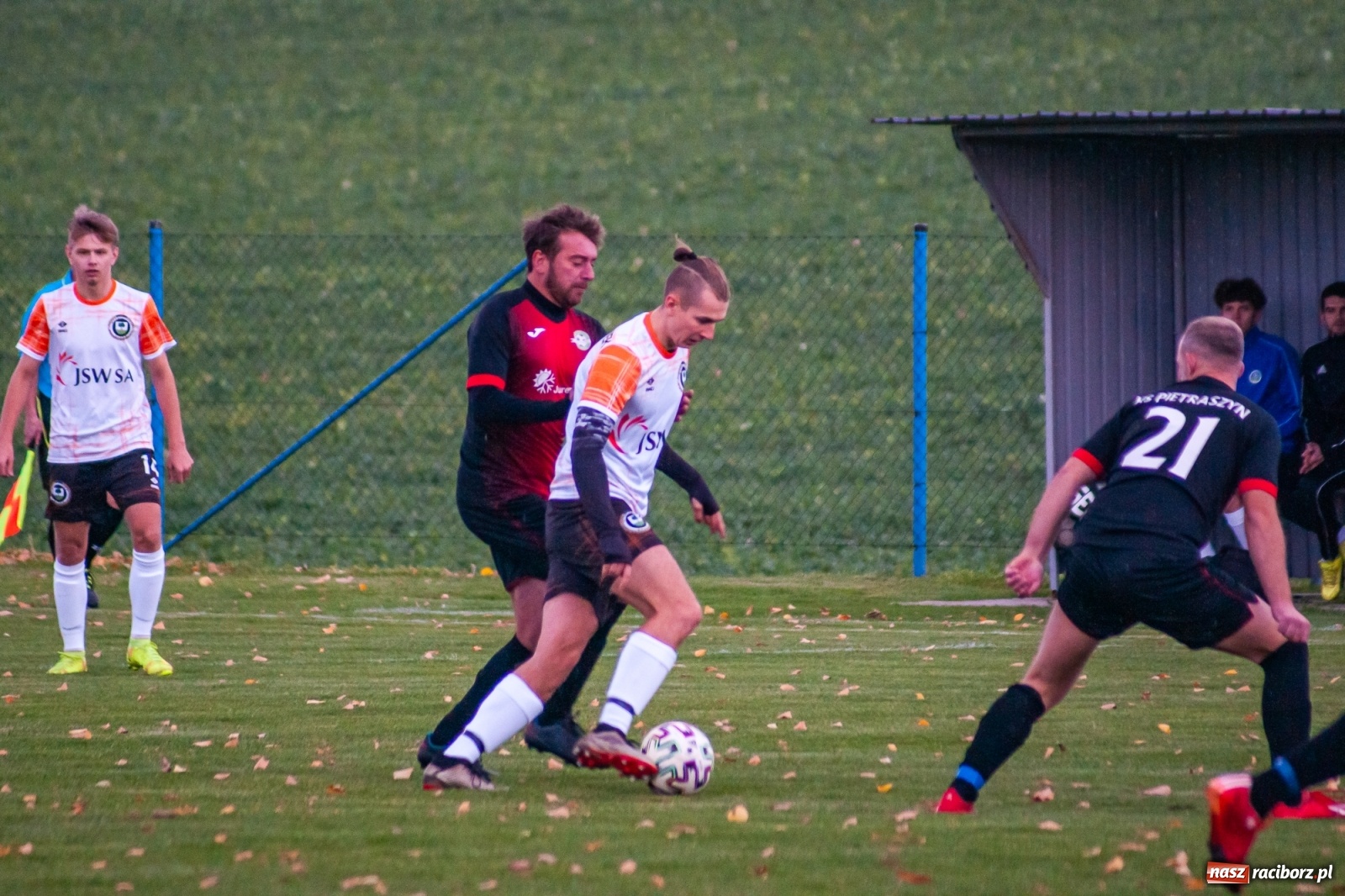 Zdjęcie w galerii na portalu naszraciborz.pl: B klasa. O krok od bijatyki w Pietraszynie. Lider pokonany! [FOTO] wiadomości z regionu
