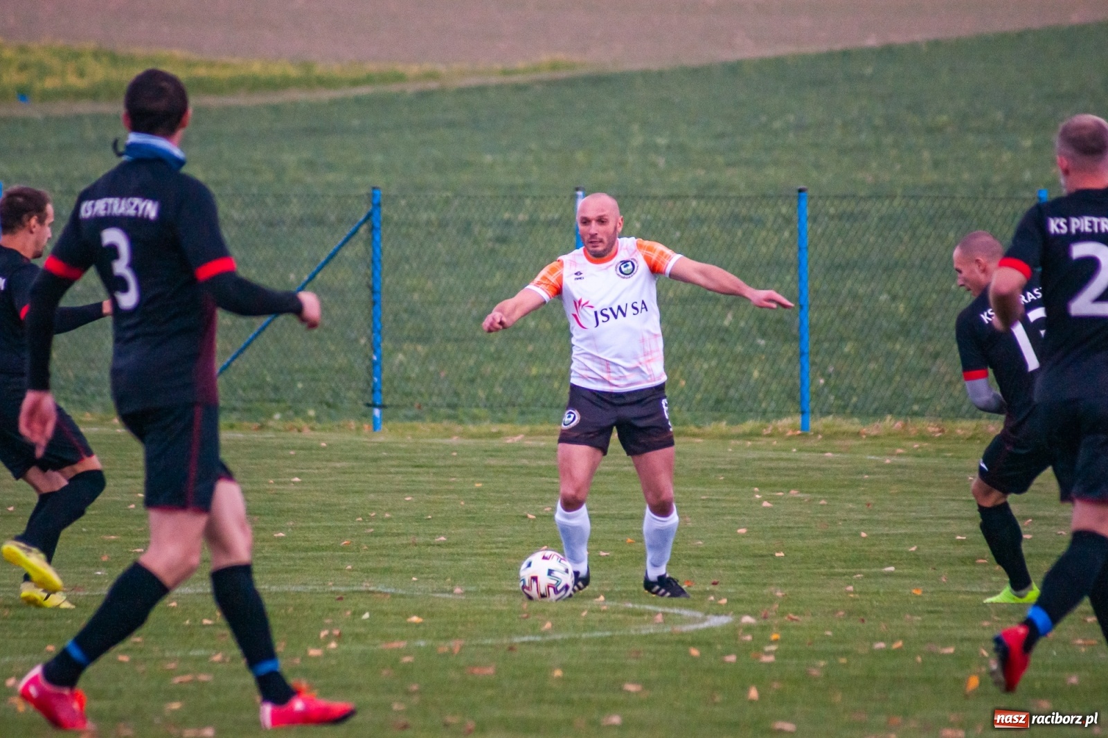 Zdjęcie w galerii na portalu naszraciborz.pl: B klasa. O krok od bijatyki w Pietraszynie. Lider pokonany! [FOTO] wiadomości z regionu