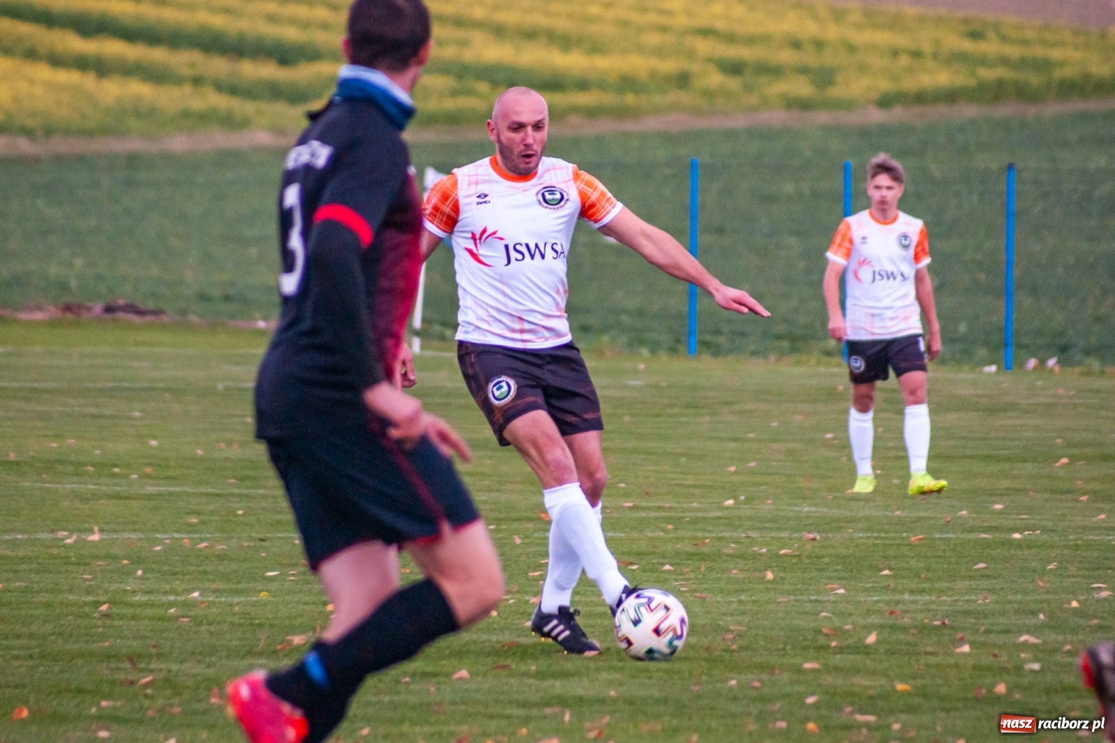 Zdjęcie w galerii na portalu naszraciborz.pl: B klasa. O krok od bijatyki w Pietraszynie. Lider pokonany! [FOTO] wiadomości z regionu