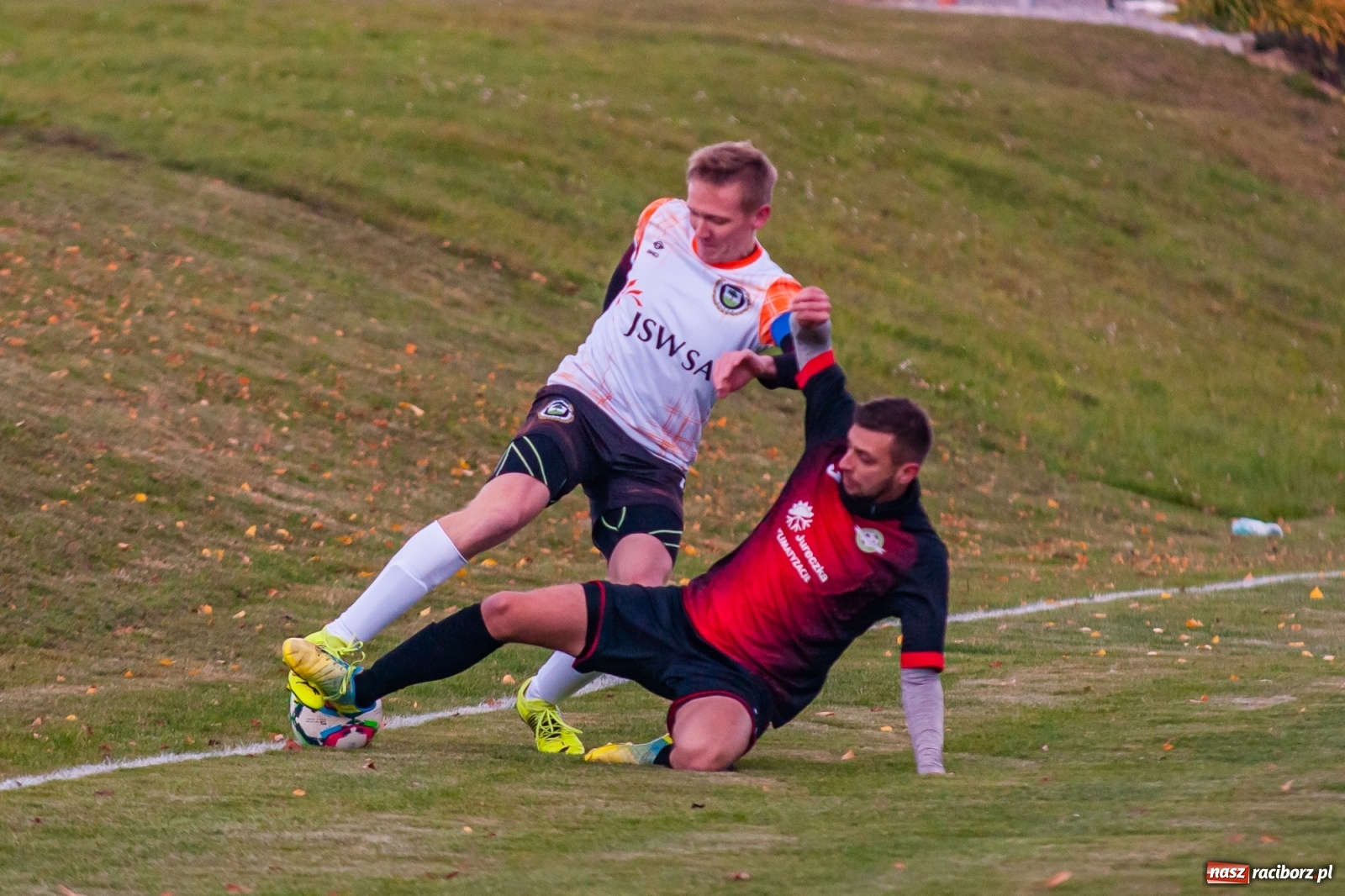 Zdjęcie w galerii na portalu naszraciborz.pl: B klasa. O krok od bijatyki w Pietraszynie. Lider pokonany! [FOTO] wiadomości z regionu