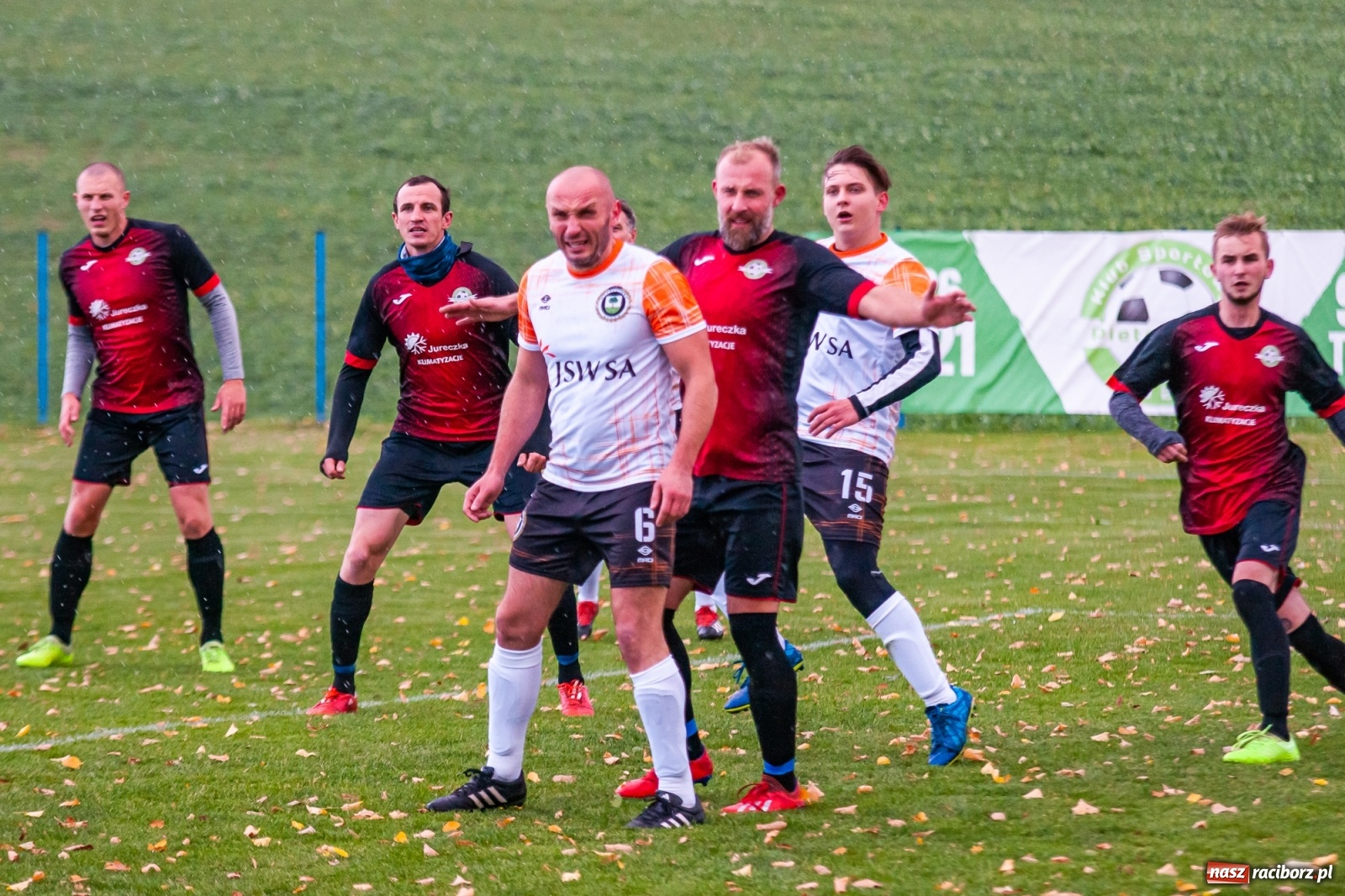 Zdjęcie w galerii na portalu naszraciborz.pl: B klasa. O krok od bijatyki w Pietraszynie. Lider pokonany! [FOTO] wiadomości z regionu