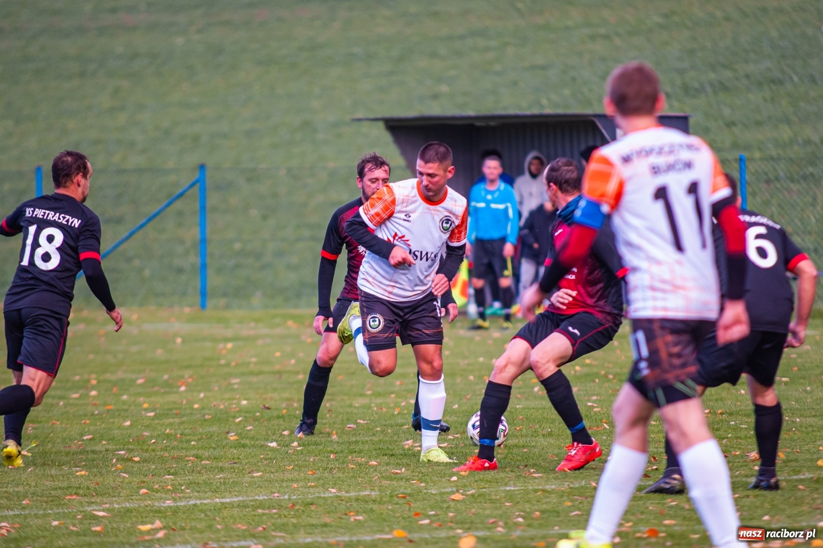 Zdjęcie w galerii na portalu naszraciborz.pl: B klasa. O krok od bijatyki w Pietraszynie. Lider pokonany! [FOTO] wiadomości z regionu