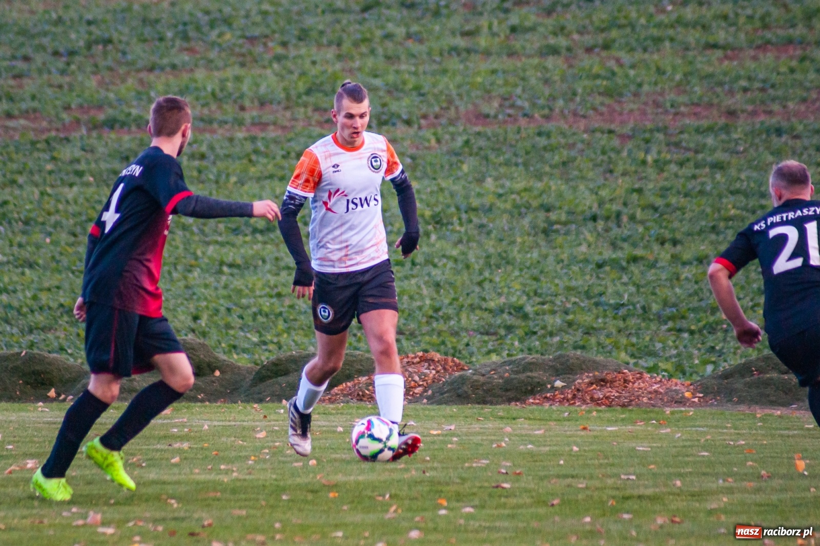 Zdjęcie w galerii na portalu naszraciborz.pl: B klasa. O krok od bijatyki w Pietraszynie. Lider pokonany! [FOTO] wiadomości z regionu