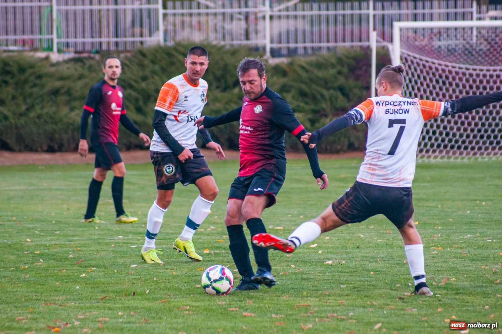 Zdjęcie w galerii na portalu naszraciborz.pl: B klasa. O krok od bijatyki w Pietraszynie. Lider pokonany! [FOTO] wiadomości z regionu