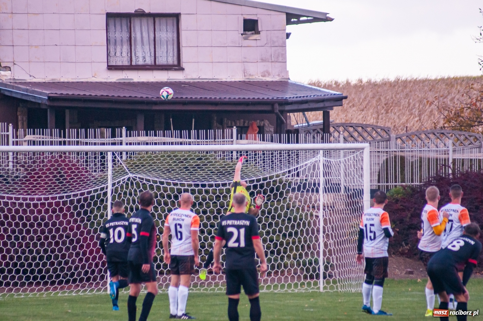Zdjęcie w galerii na portalu naszraciborz.pl: B klasa. O krok od bijatyki w Pietraszynie. Lider pokonany! [FOTO] wiadomości z regionu