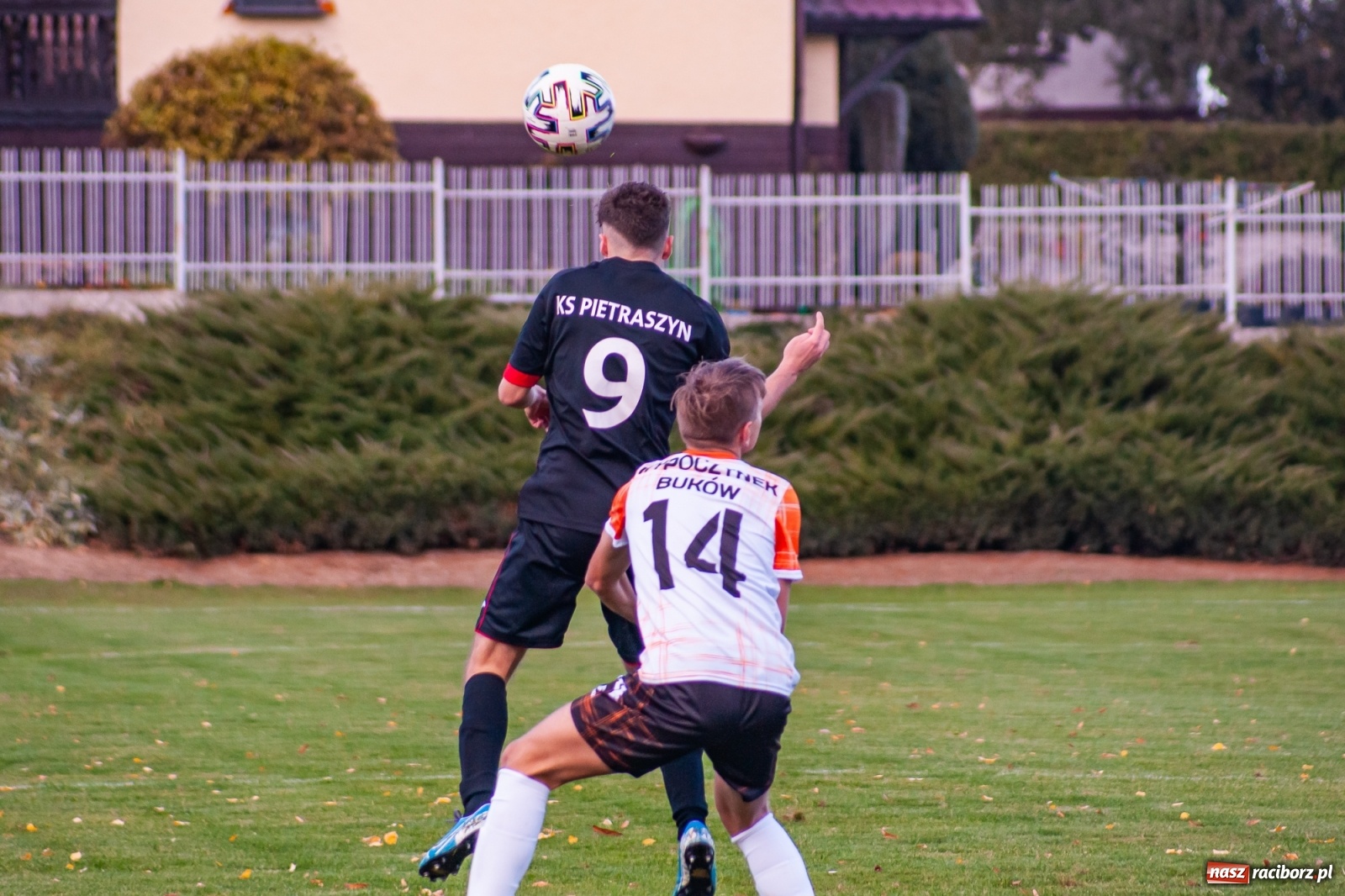 Zdjęcie w galerii na portalu naszraciborz.pl: B klasa. O krok od bijatyki w Pietraszynie. Lider pokonany! [FOTO] wiadomości z regionu