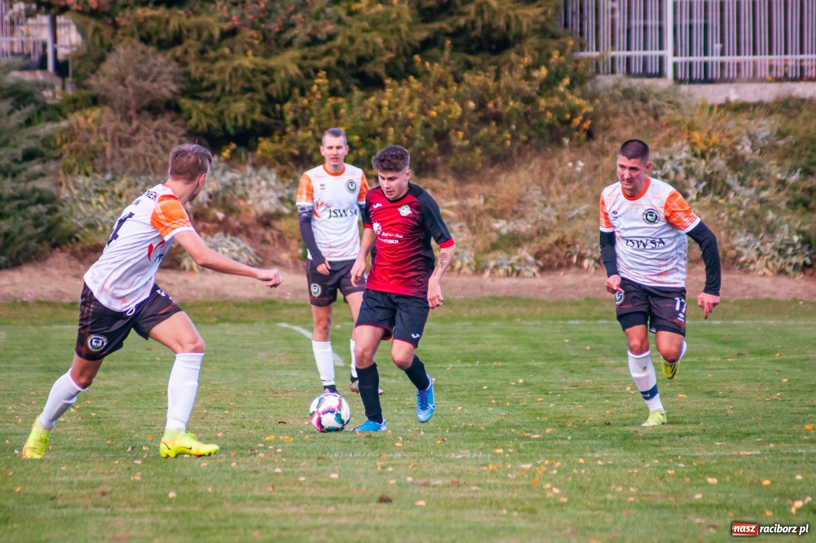 Zdjęcie w galerii na portalu naszraciborz.pl: B klasa. O krok od bijatyki w Pietraszynie. Lider pokonany! [FOTO] wiadomości z regionu