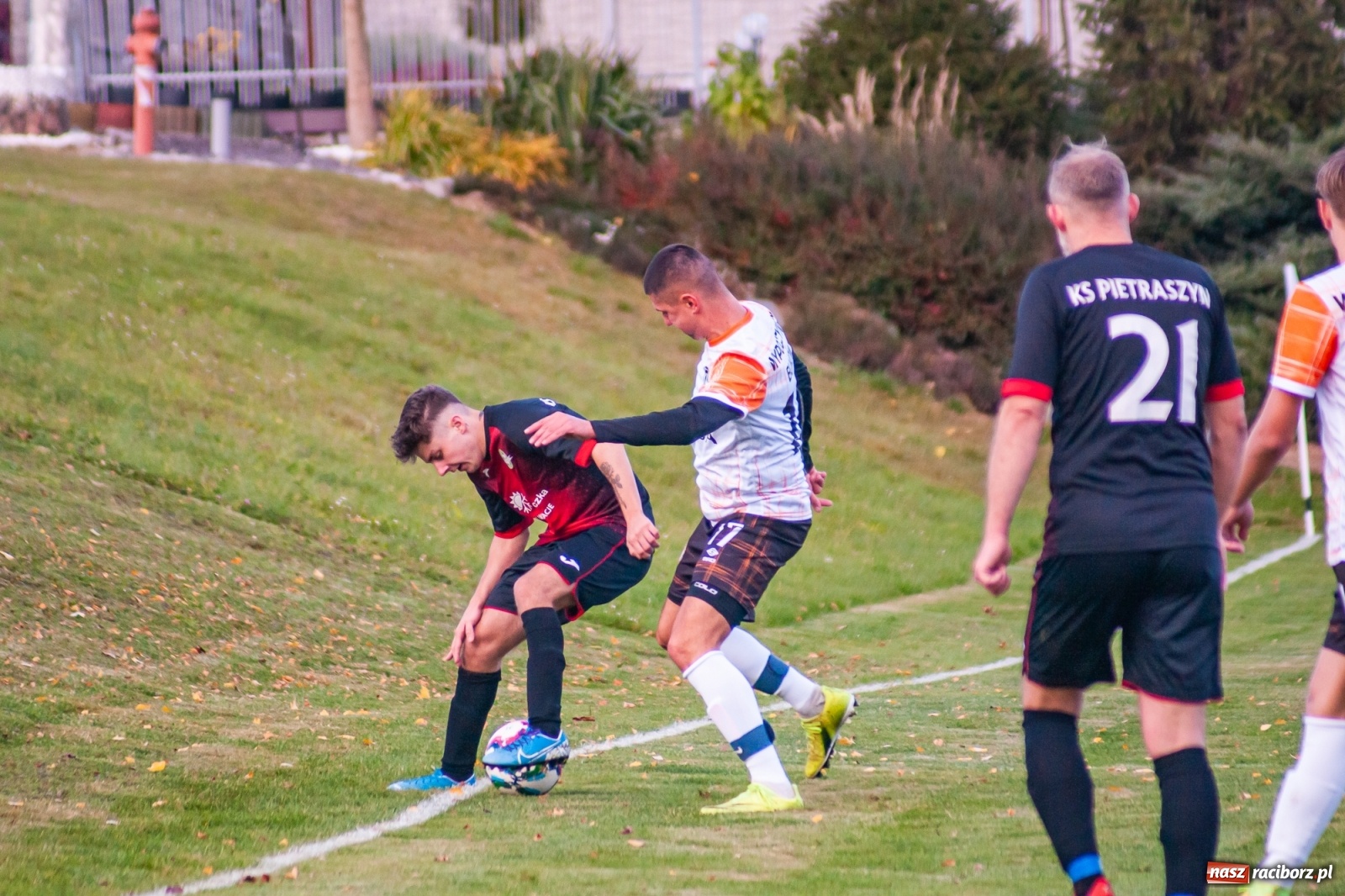 Zdjęcie w galerii na portalu naszraciborz.pl: B klasa. O krok od bijatyki w Pietraszynie. Lider pokonany! [FOTO] wiadomości z regionu