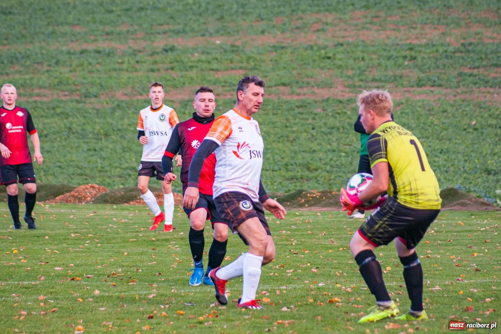 Zdjęcie w galerii na portalu naszraciborz.pl: B klasa. O krok od bijatyki w Pietraszynie. Lider pokonany! [FOTO] wiadomości z regionu