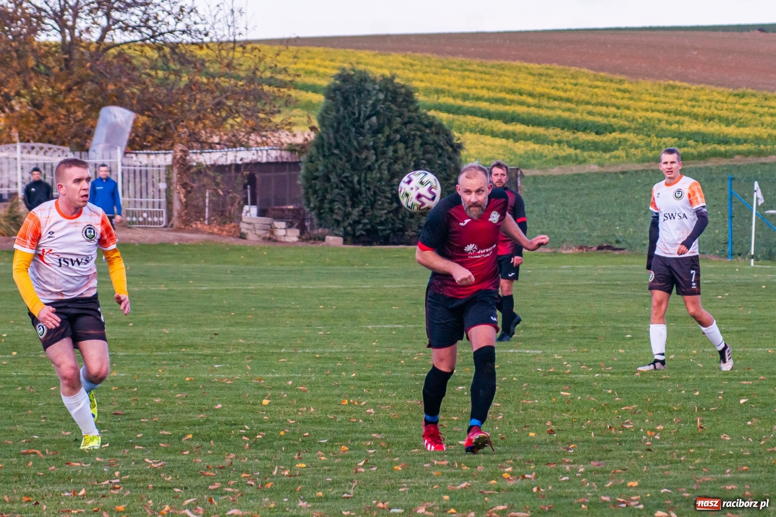 Zdjęcie w galerii na portalu naszraciborz.pl: B klasa. O krok od bijatyki w Pietraszynie. Lider pokonany! [FOTO] wiadomości z regionu