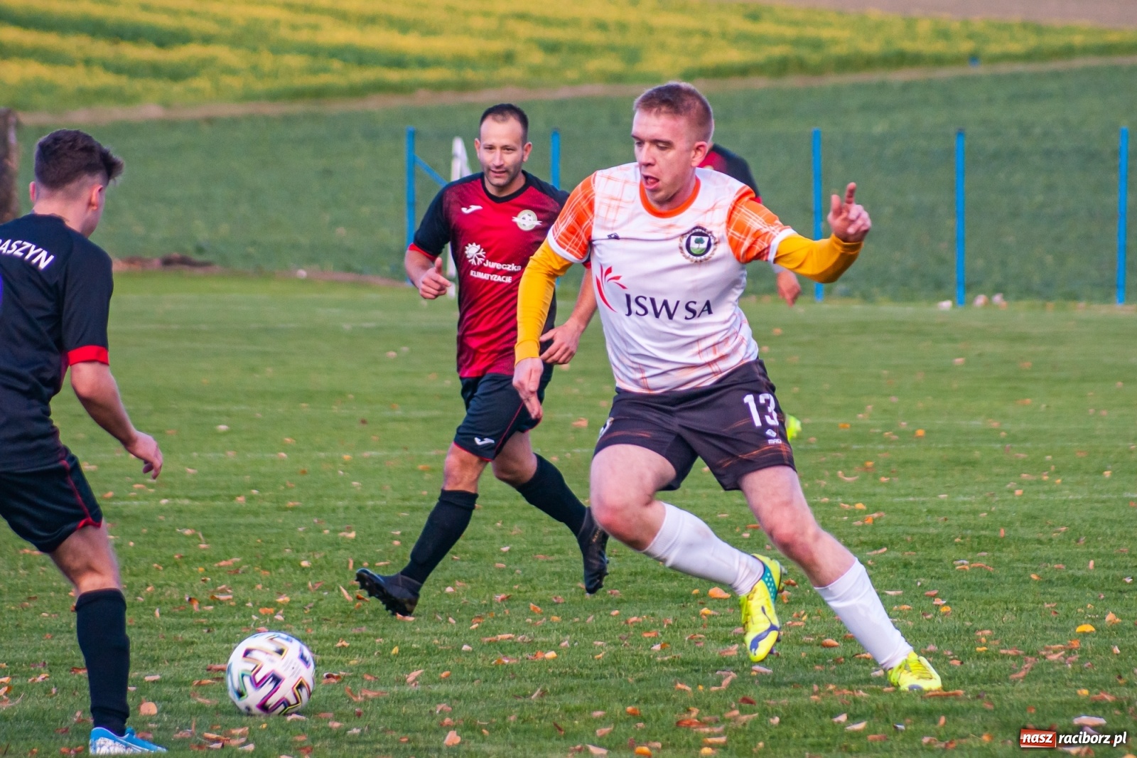 Zdjęcie w galerii na portalu naszraciborz.pl: B klasa. O krok od bijatyki w Pietraszynie. Lider pokonany! [FOTO] wiadomości z regionu