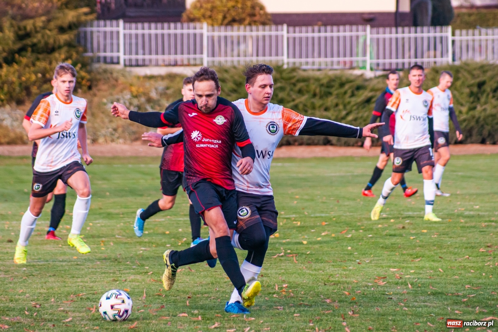 Zdjęcie w galerii na portalu naszraciborz.pl: B klasa. O krok od bijatyki w Pietraszynie. Lider pokonany! [FOTO] wiadomości z regionu