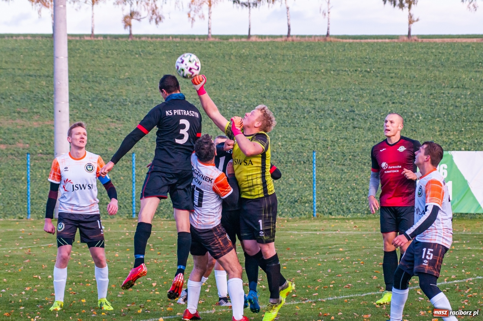Zdjęcie w galerii na portalu naszraciborz.pl: B klasa. O krok od bijatyki w Pietraszynie. Lider pokonany! [FOTO] wiadomości z regionu
